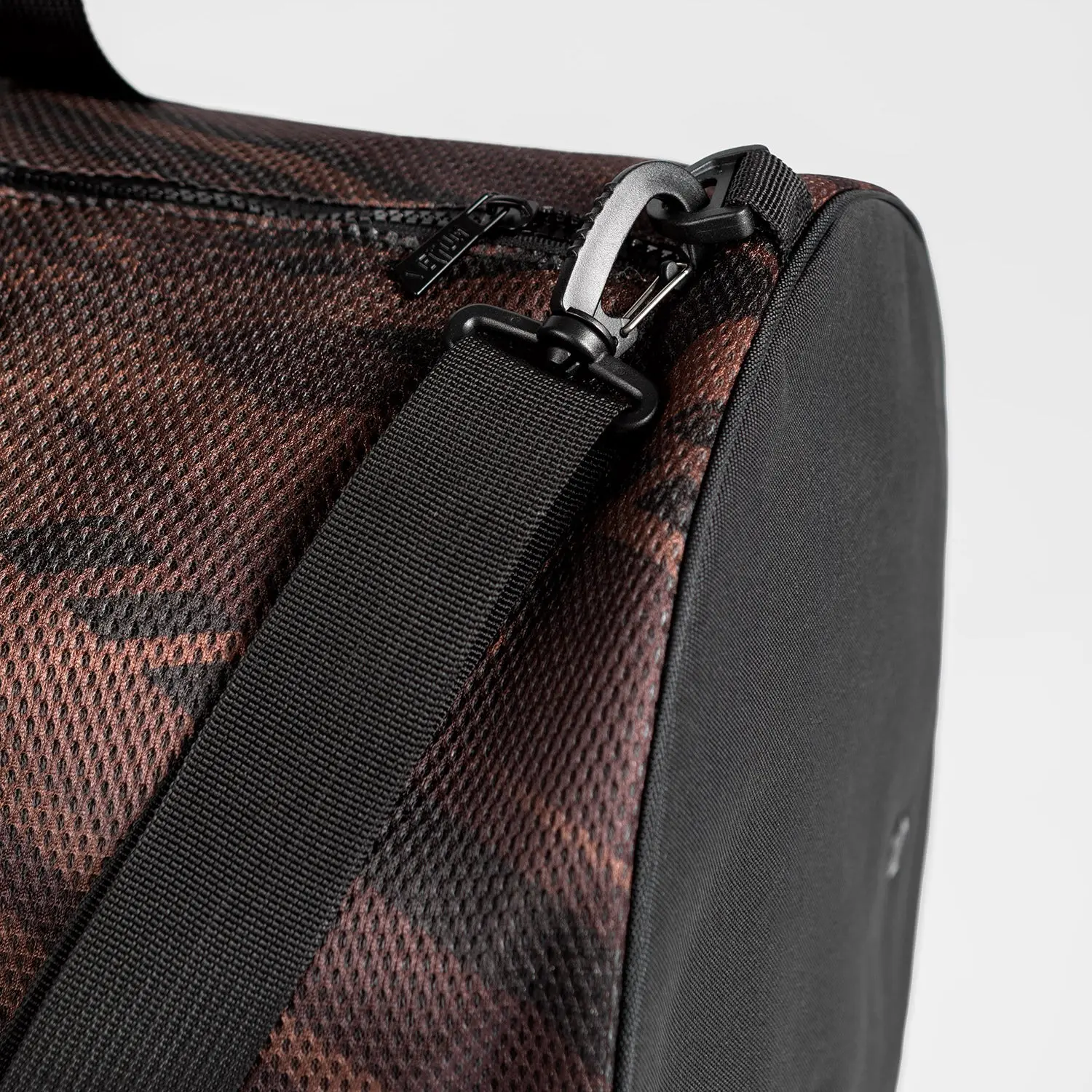 Venum Tecmo 2.0 Duffle Bag - Dark Brown, близо до ципа и презрамката