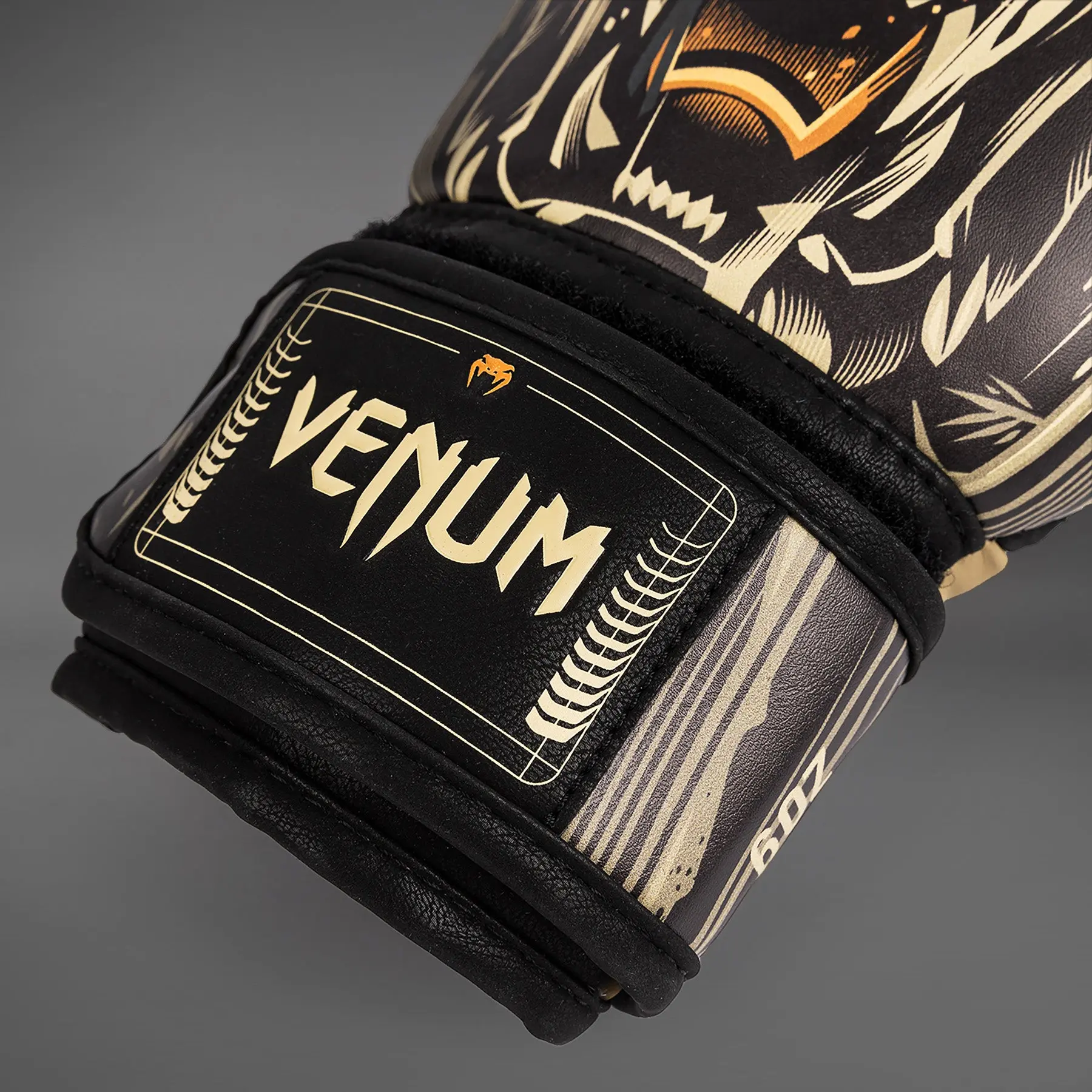 Venum Tiger Kids Boxing Gloves - Black/Neon Orange детайл върху каишката