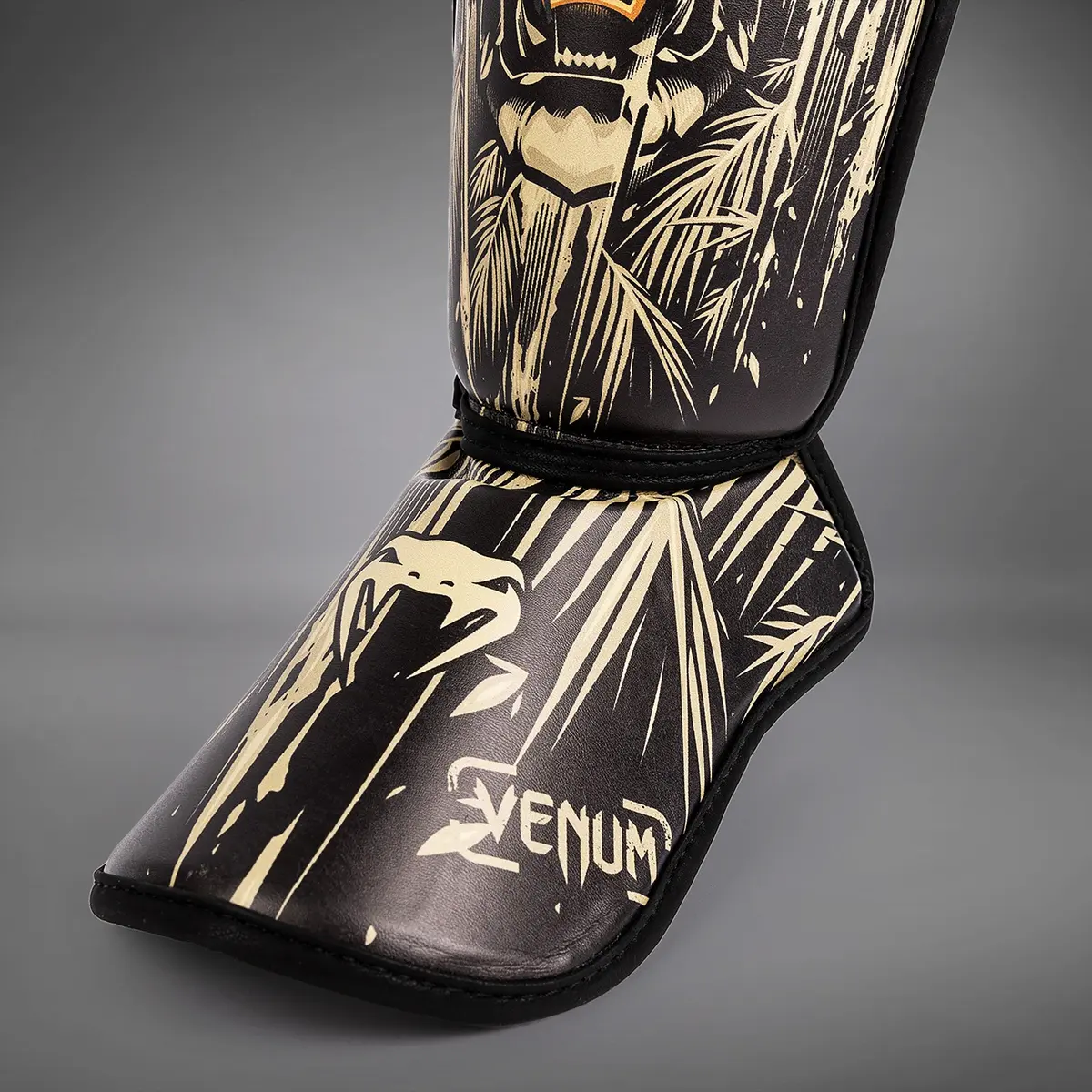 Venum Tiger Kids Shin Guards - Black/Neon Orang детайл стъпало