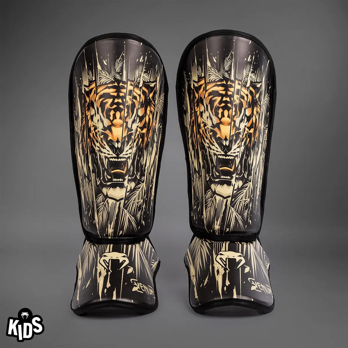Venum Tiger Kids Shin Guards - Black/Neon Orang преден изглед