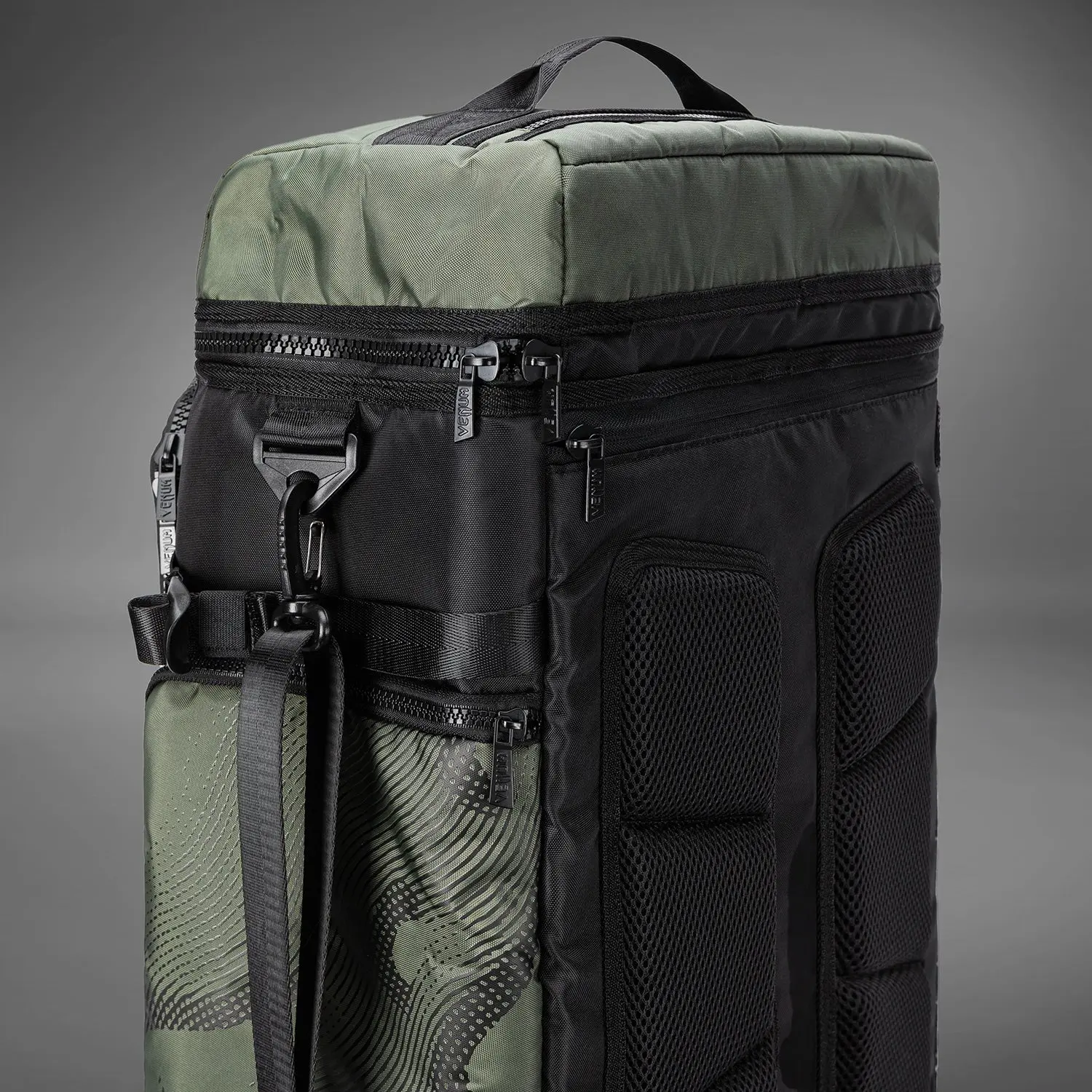 Venum Trainer Hybrid sports bag - Army Green, детайл от закопчаване и ципове