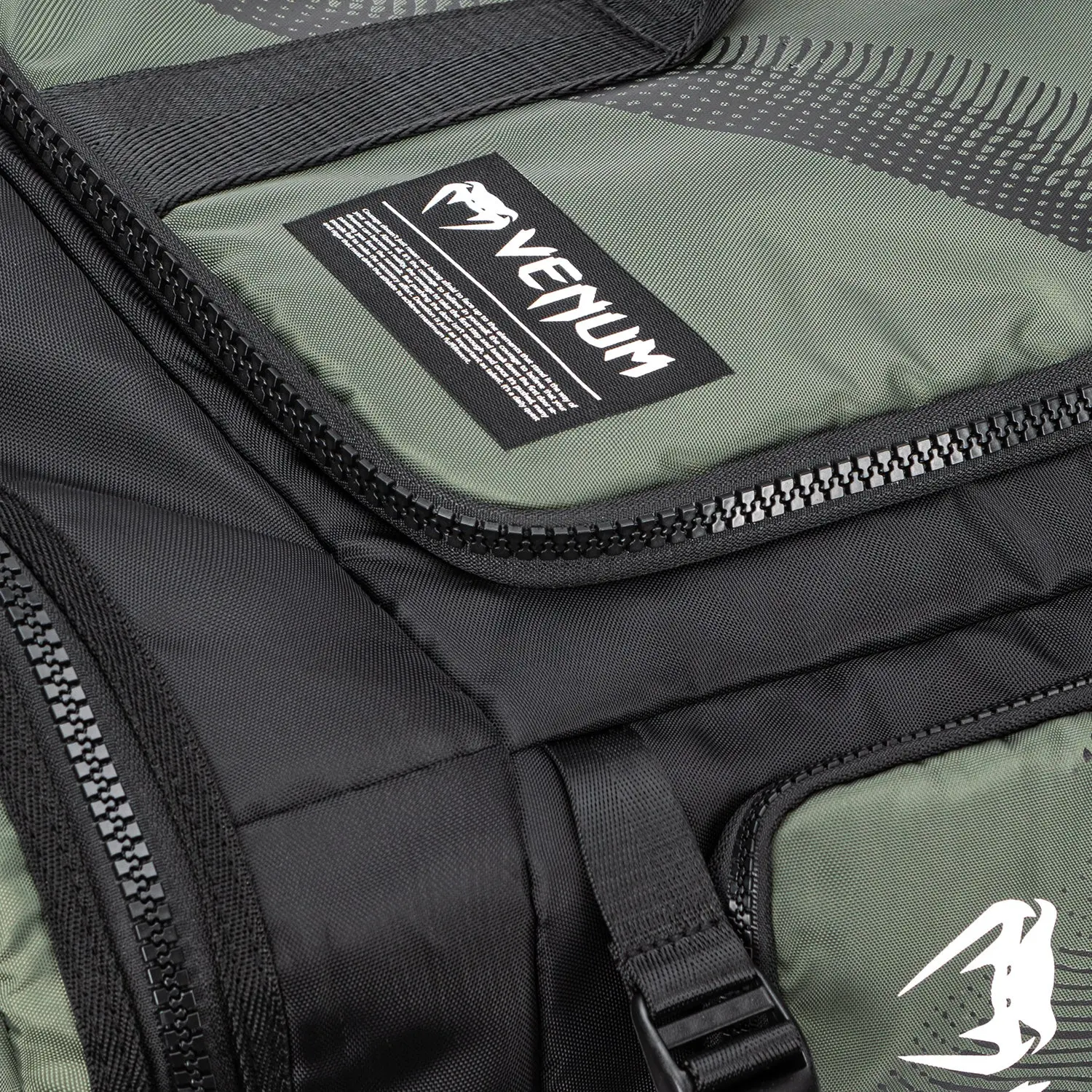 Venum Trainer Hybrid sports bag - Army Green, етикет с лого Venum