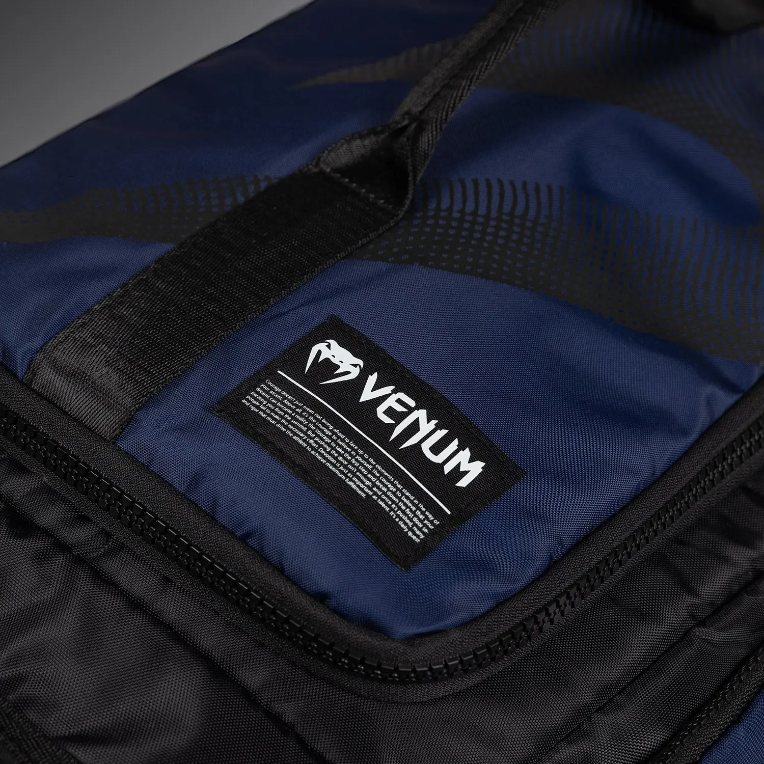 Venum Trainer Hybrid sports bag - Midnight Blue, детайл етикет