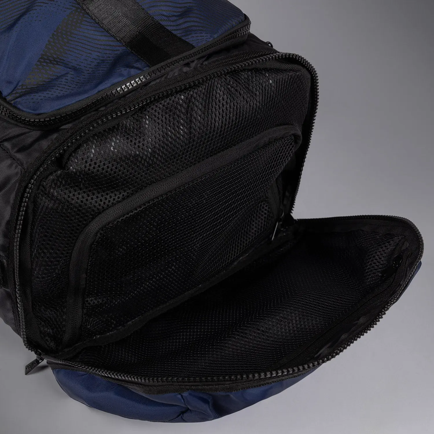 Venum Trainer Hybrid sports bag - Midnight Blue, отворен страничен джоб