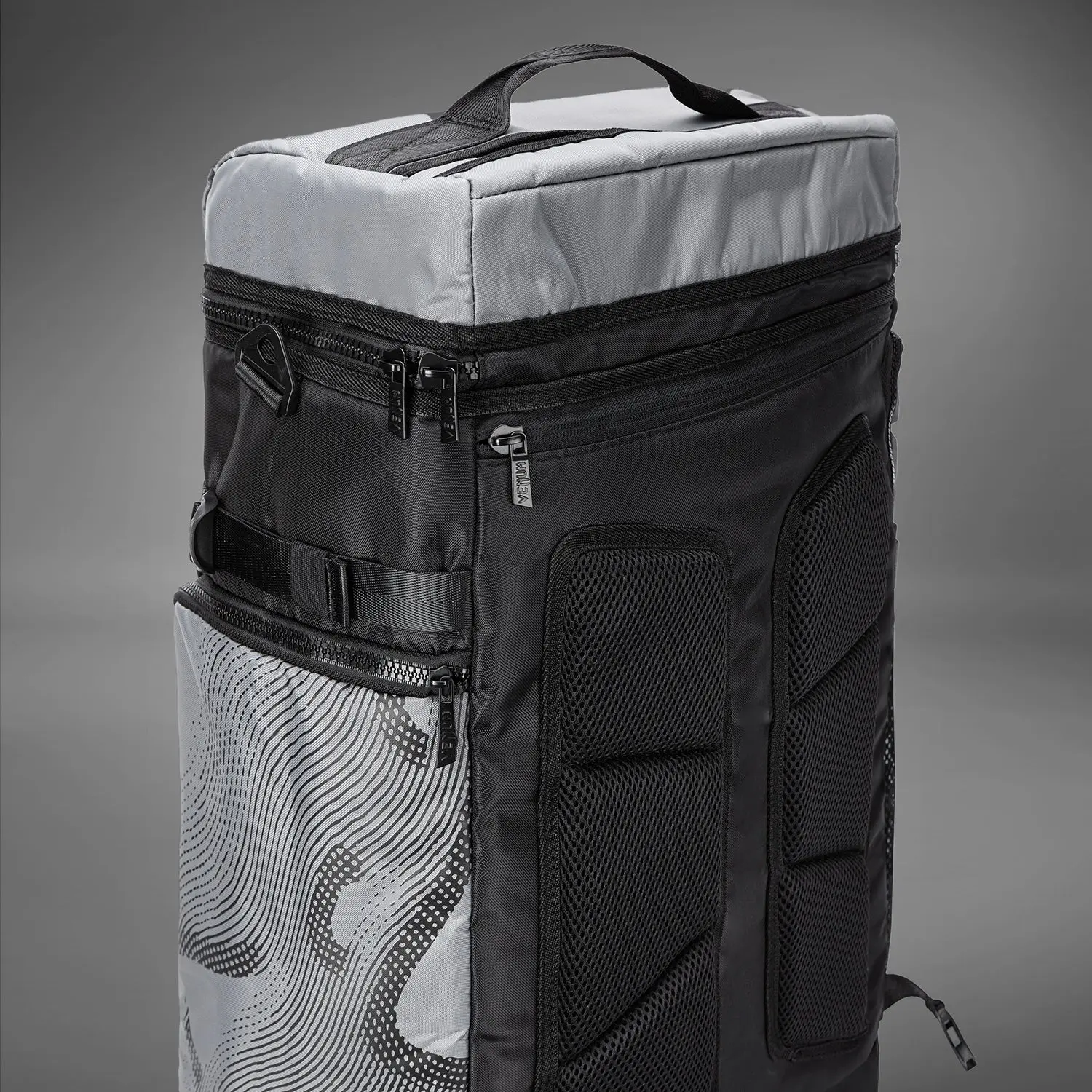 Venum Trainer Hybrid sports bag - Storm Grey, детайл на ципове и мрежести отделения