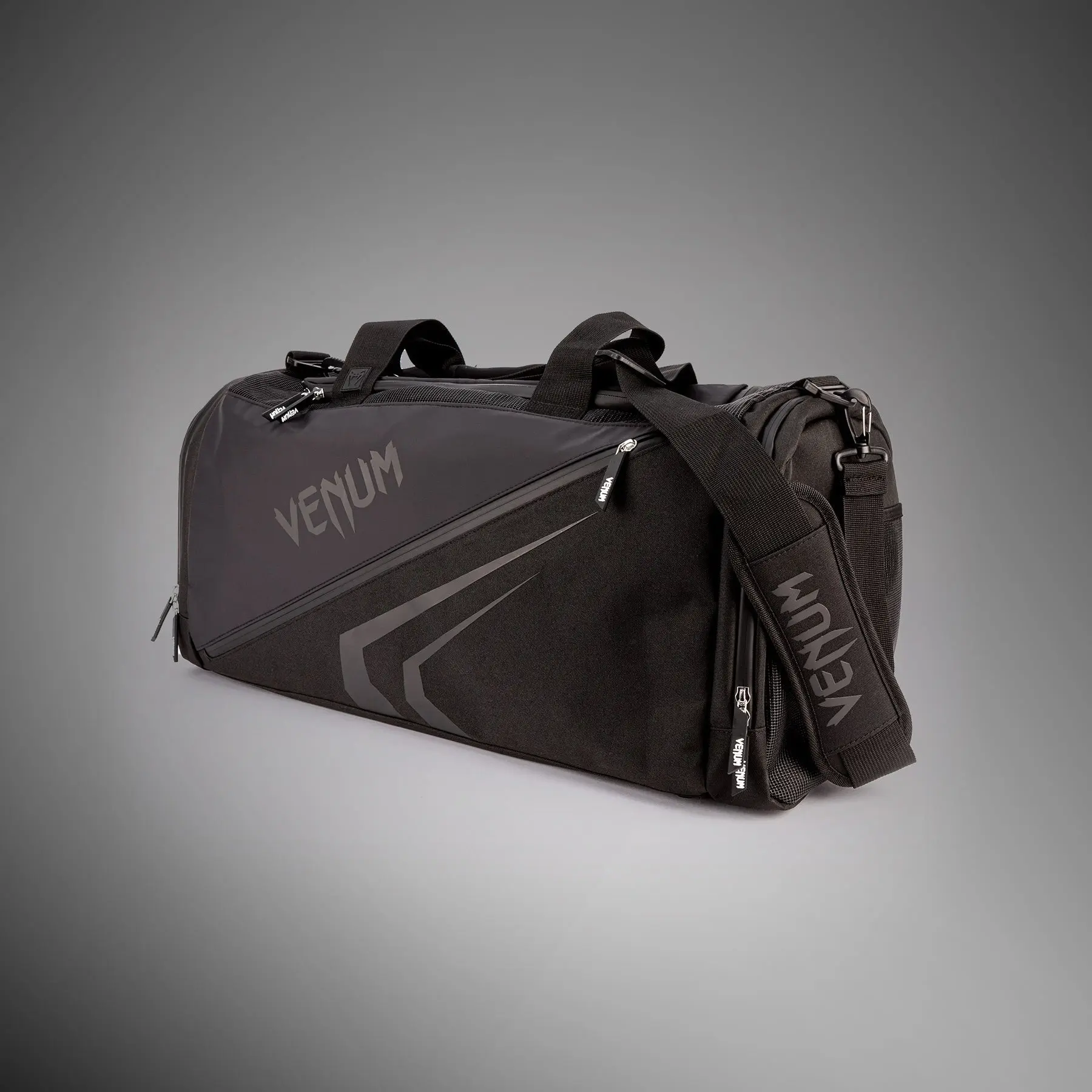 Venum Trainer Lite Evo Sports Bags (48L) - Black/Black, страничен изглед с презрамка