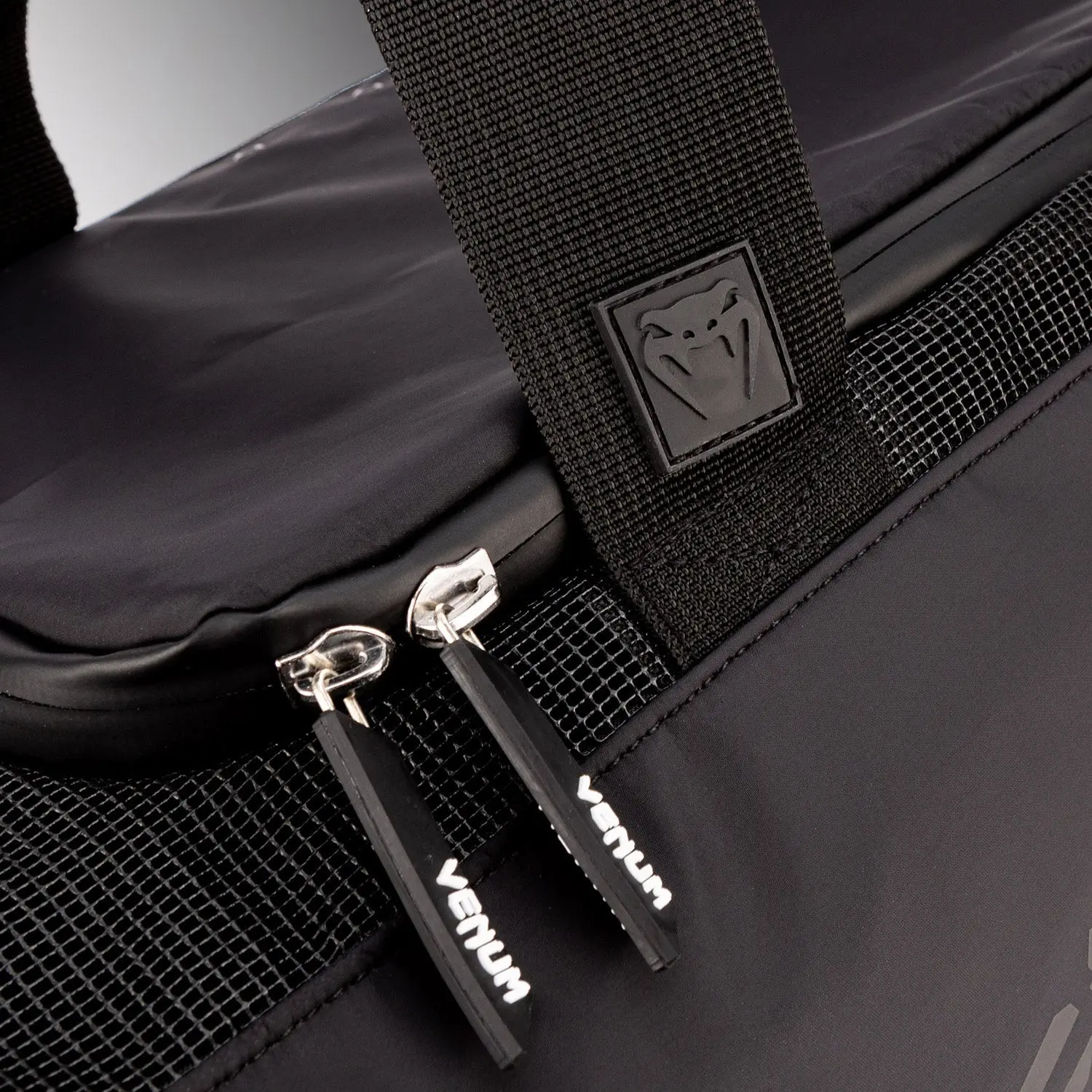 Venum Trainer Lite Evo Sports Bags (48L) - Black/Black, детайл с ципове и лого