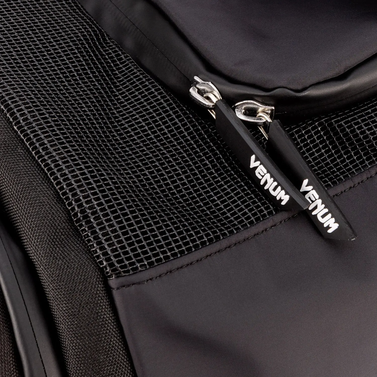 Venum Trainer Lite Evo Sports Bags (48L) - Black/Black, детайл с мрежа и ципове