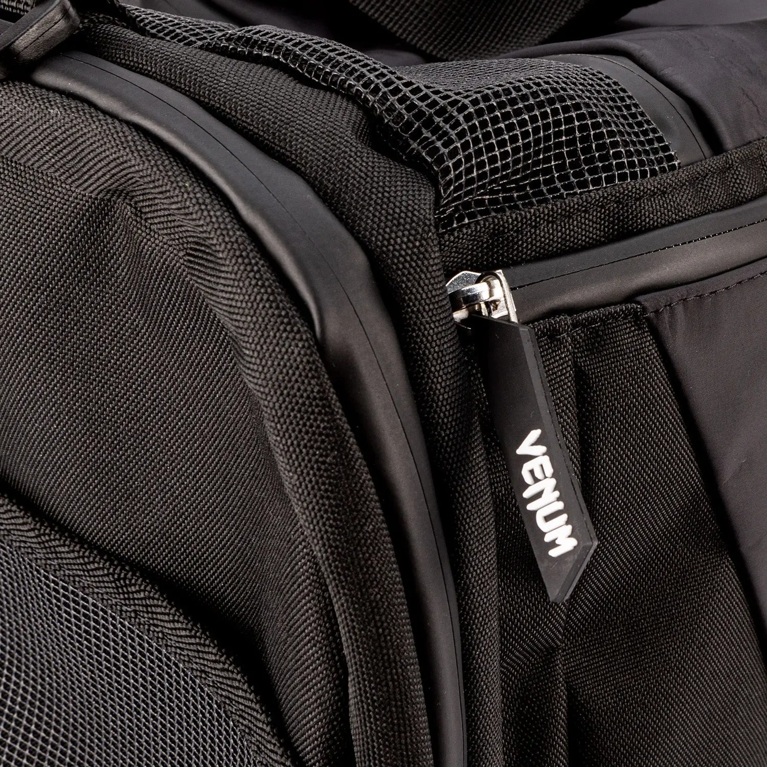 Venum Trainer Lite Evo Sports Bags (48L) - Black/Black, детайл с цип и лого