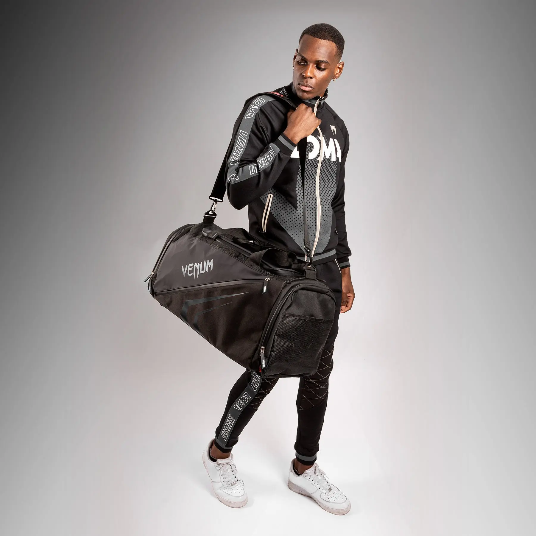 Venum Trainer Lite Evo Sports Bags (48L) - Black/Black, модел носи чантата