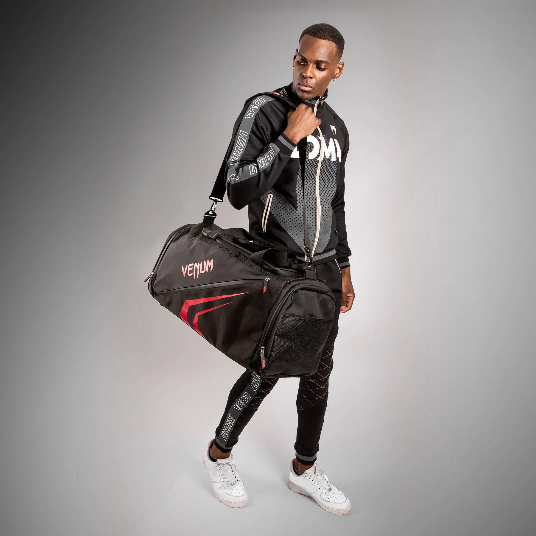 Мъж с Venum Trainer Lite Evo Sports Bags (48L) - Black/Red