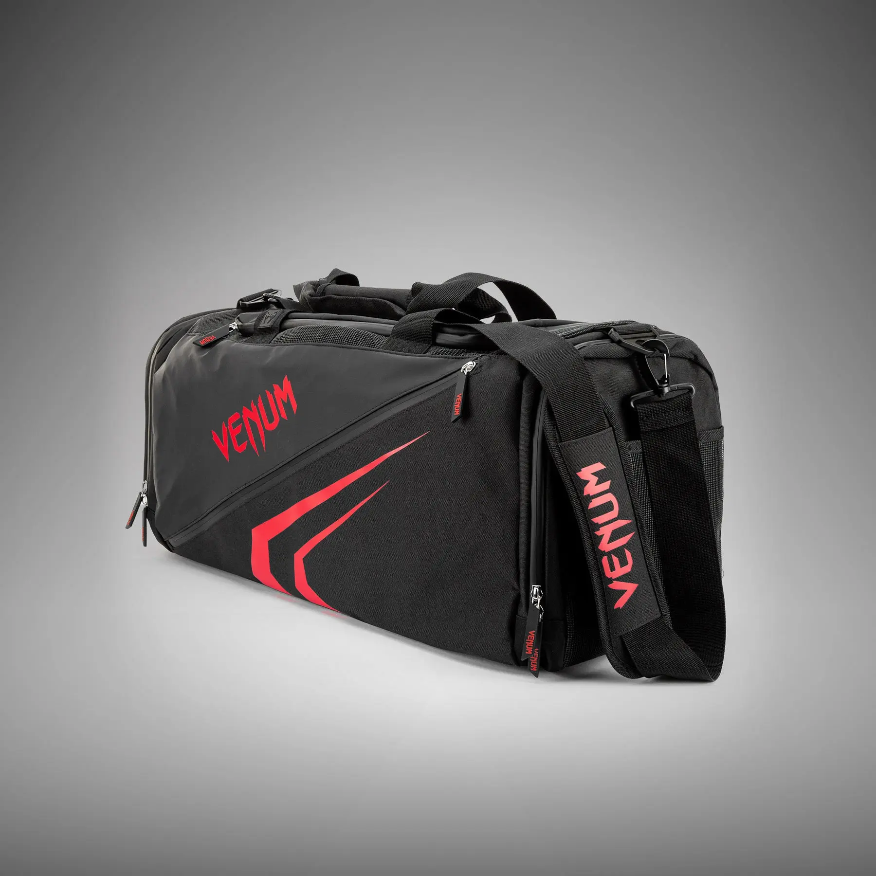 Venum Trainer Lite Evo Sports Bags (48L) - Black/Red, страничен изглед