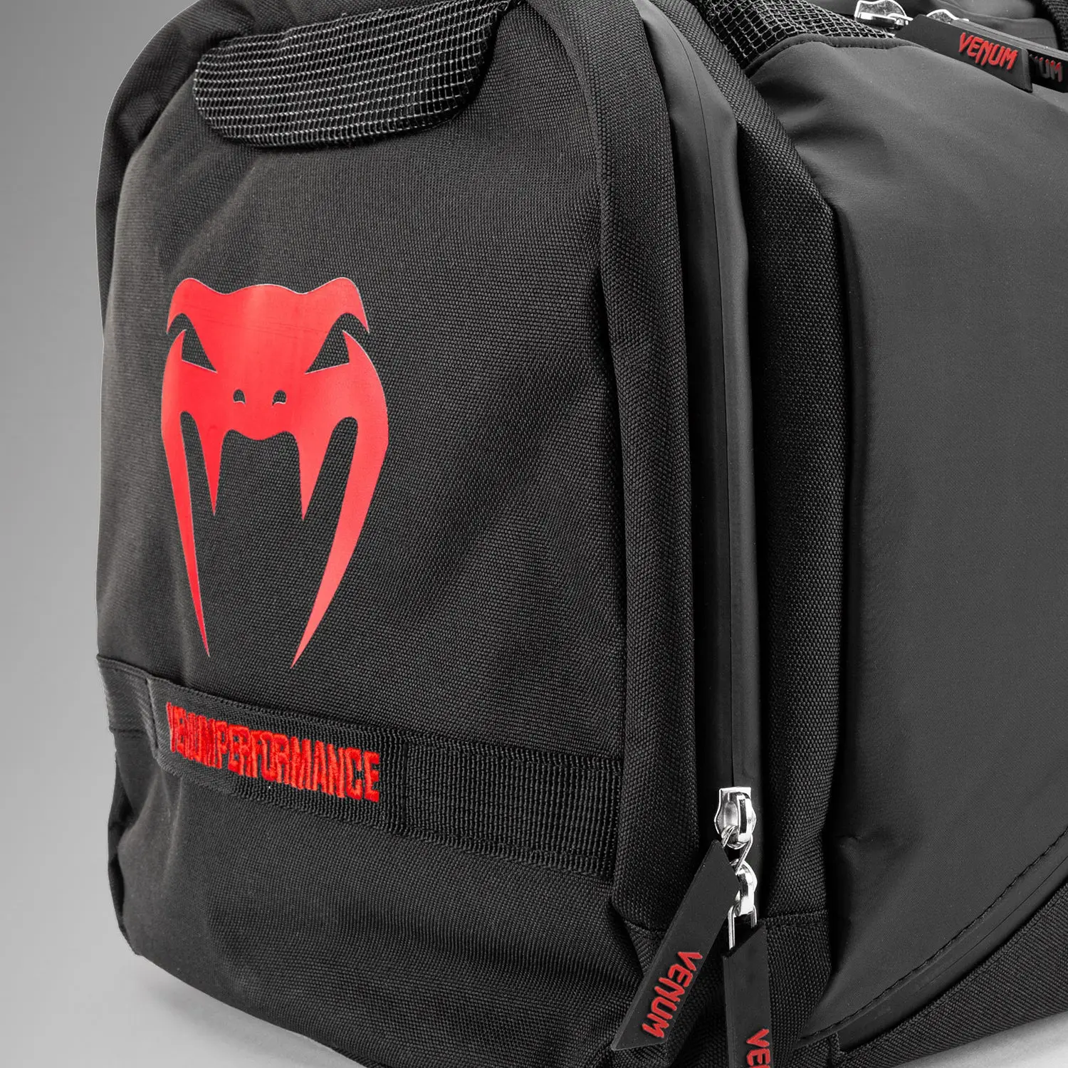 Venum Trainer Lite Evo Sports Bags (48L) - Black/Red, детайл от логото