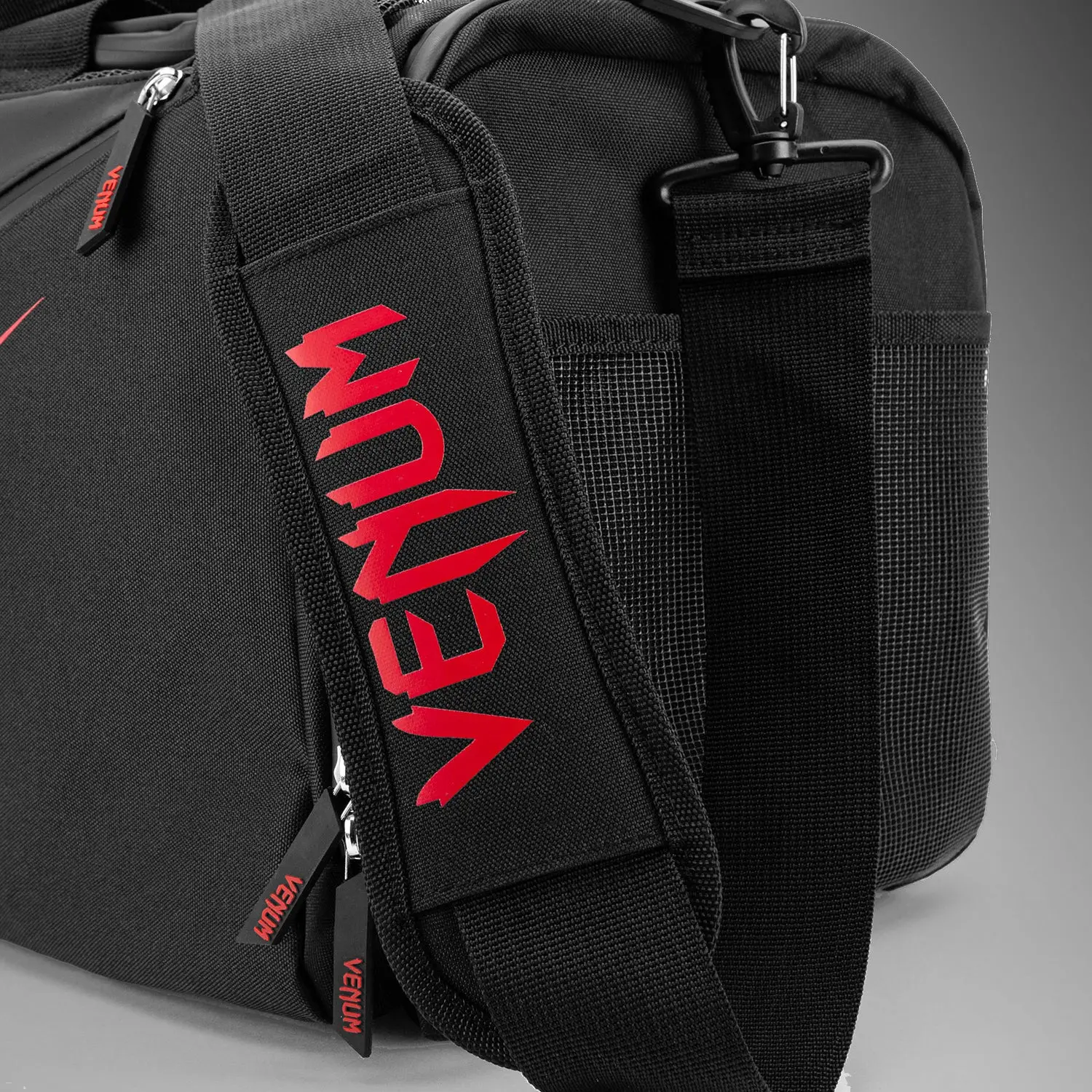 Venum Trainer Lite Evo Sports Bags (48L) - Black/Red, презрамка с лого