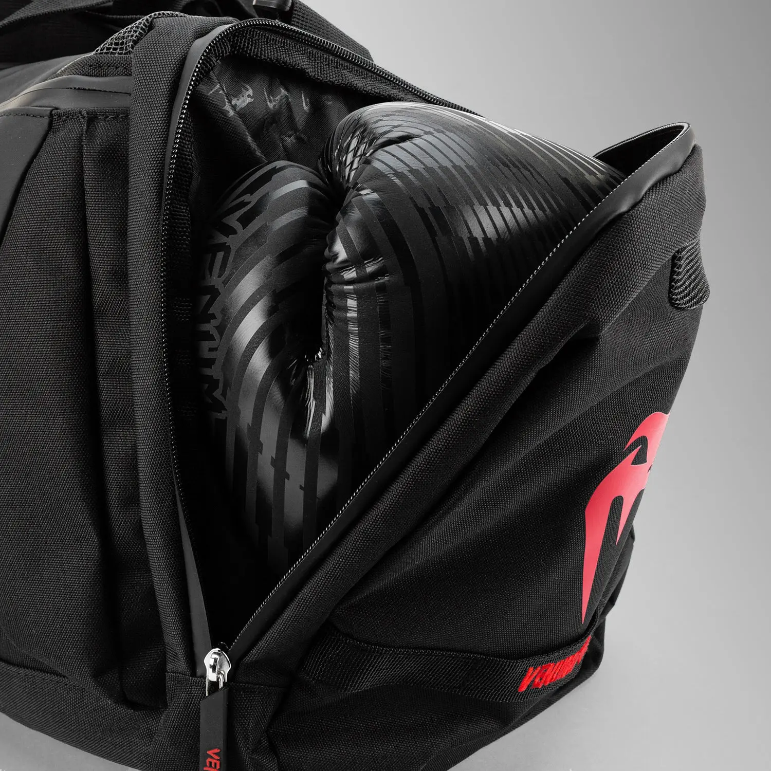 Venum Trainer Lite Evo Sports Bags (48L) - Black/Red, заедно с боксови ръкавици