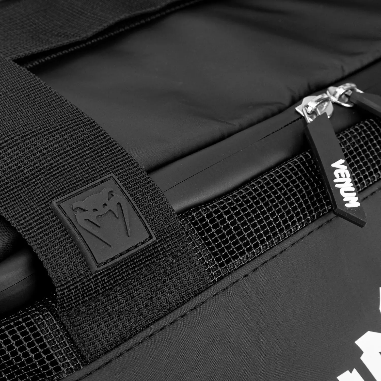 Venum Trainer Lite Evo Sports Bags (48L) - Black/White, закопчалка с лого