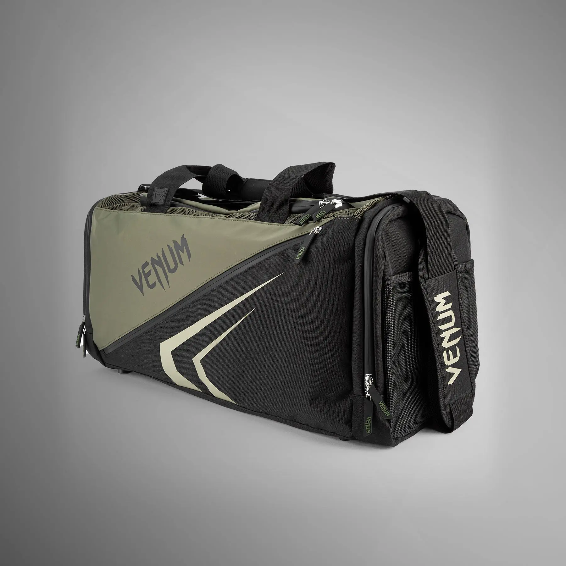 Venum Trainer Lite Evo Sports Bags (48L) - Khaki/Black, страничен изглед с дълга презрамка