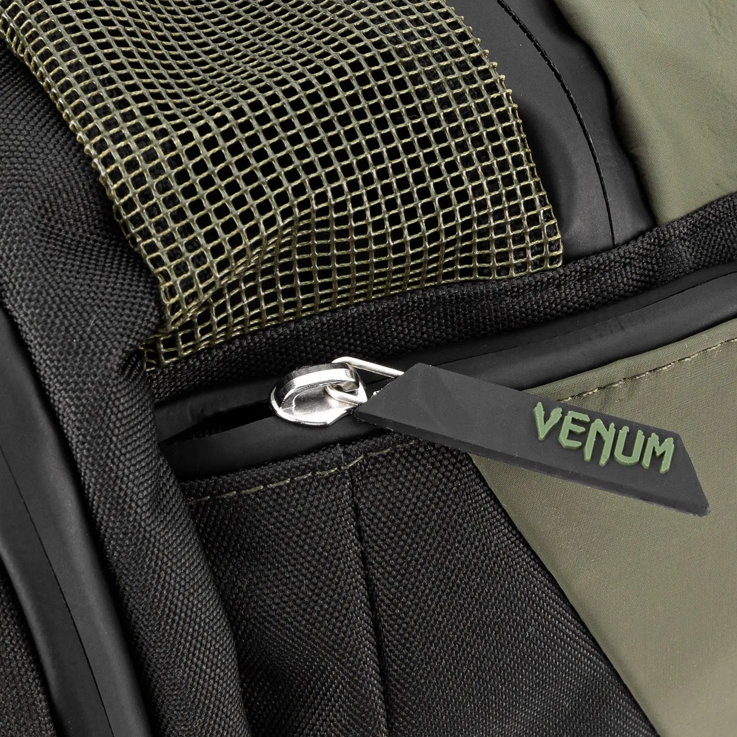 Venum Trainer Lite Evo Sports Bags (48L) - Khaki/Black, детайл от цип и мрежест панел