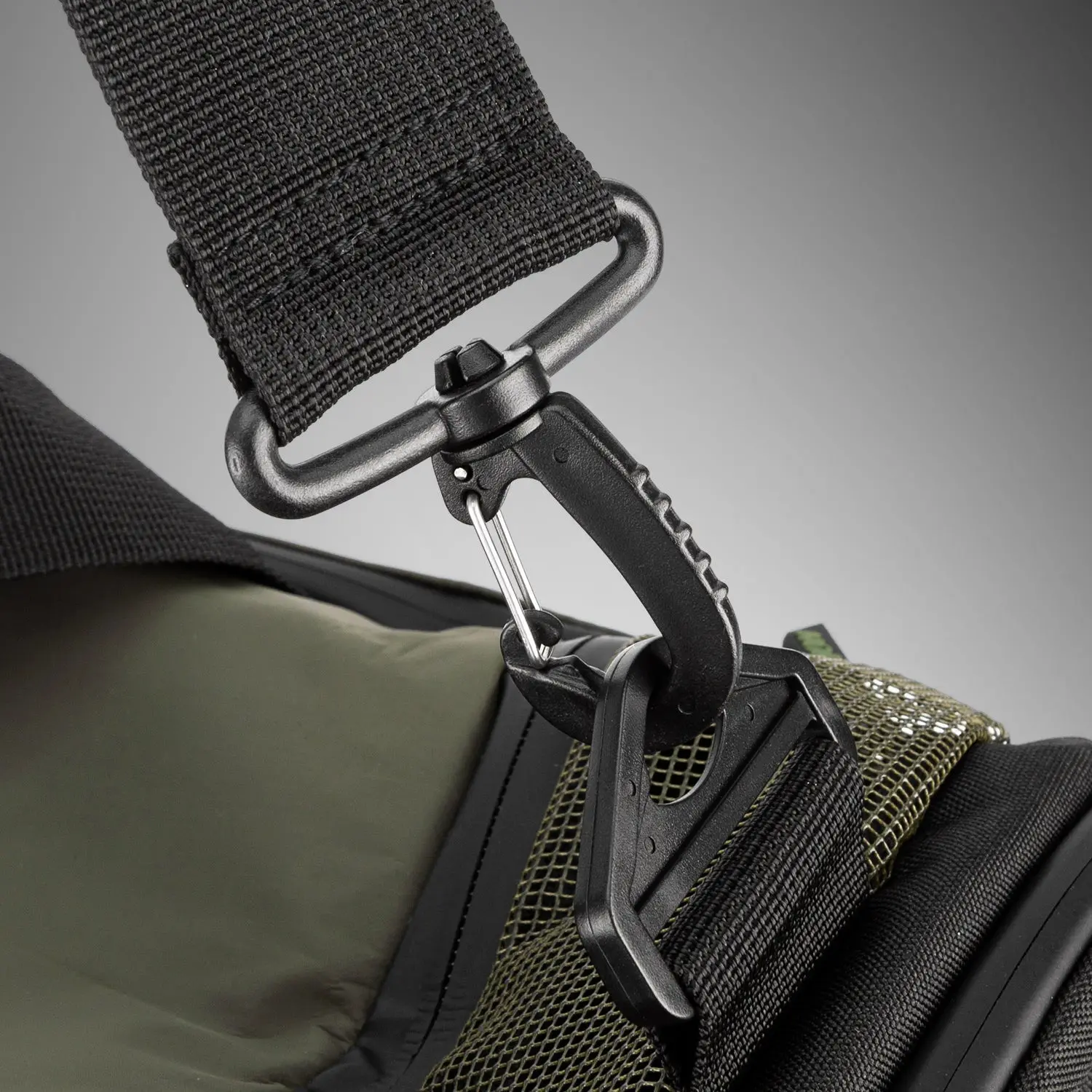 Venum Trainer Lite Evo Sports Bags (48L) - Khaki/Black, детайл от карабинер и презрамка