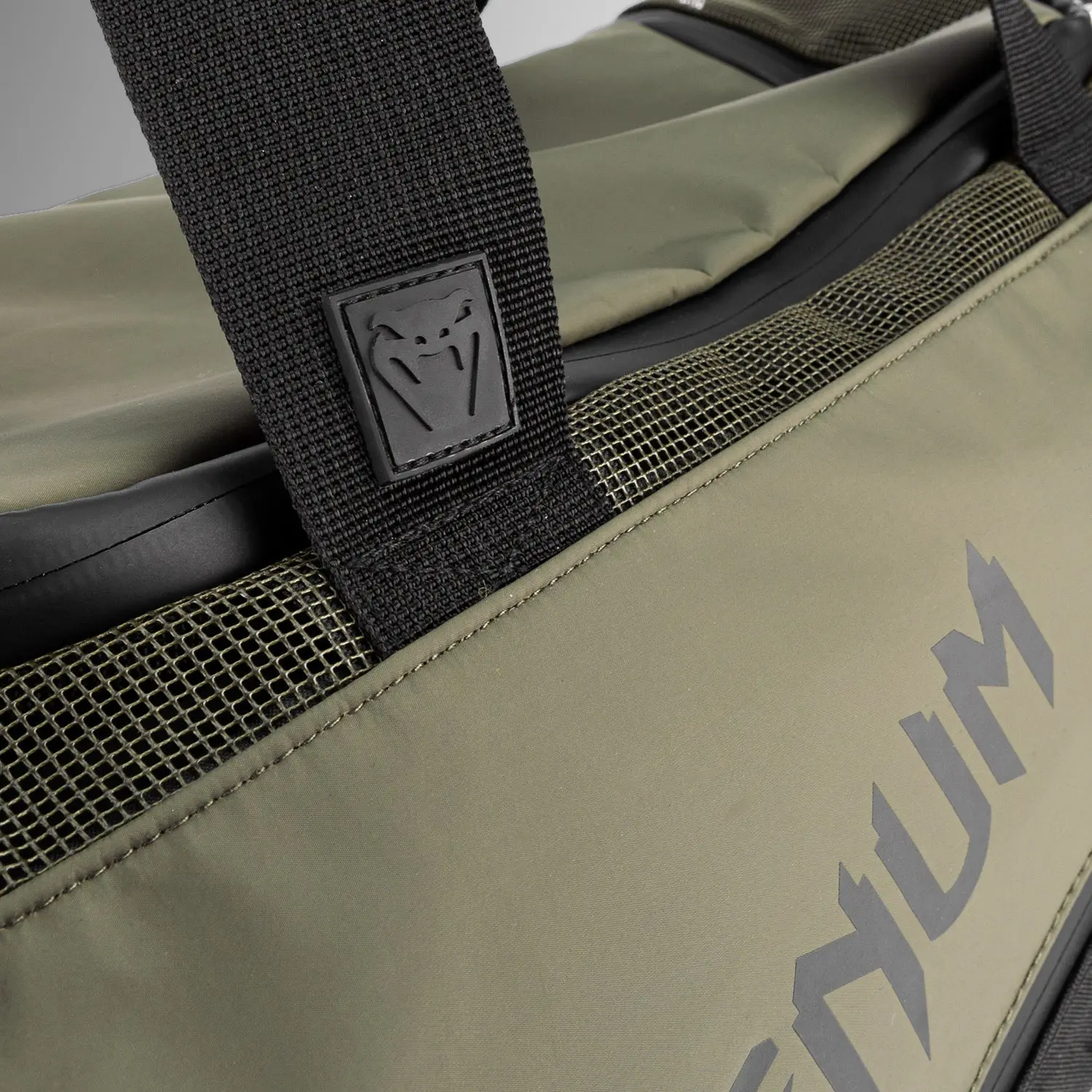 Venum Trainer Lite Evo Sports Bags (48L) - Khaki/Black, детайл от етикет с логото на Venum