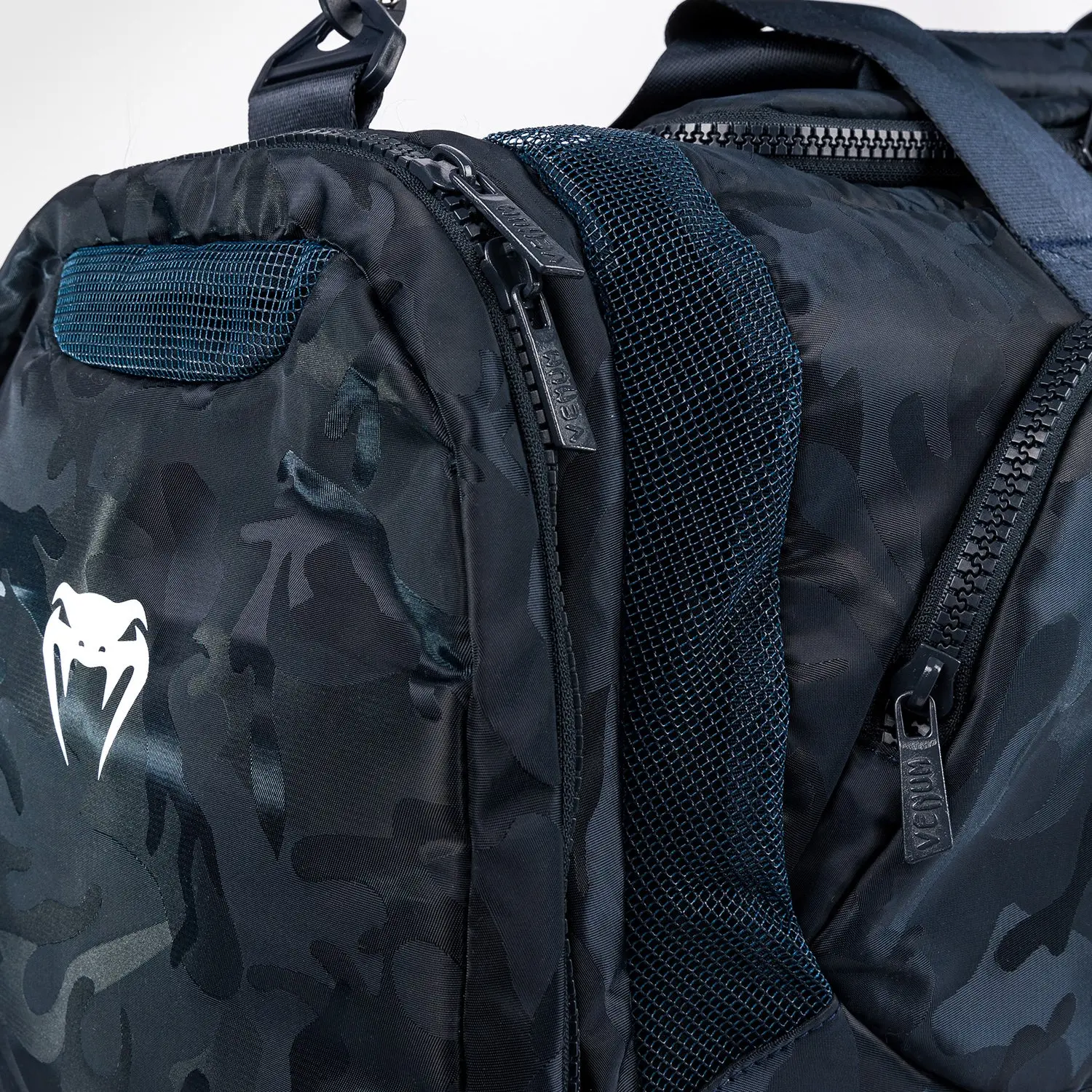 Venum Trainer Lite Sports Bag (48L) - Camo/Blue, лого и цип