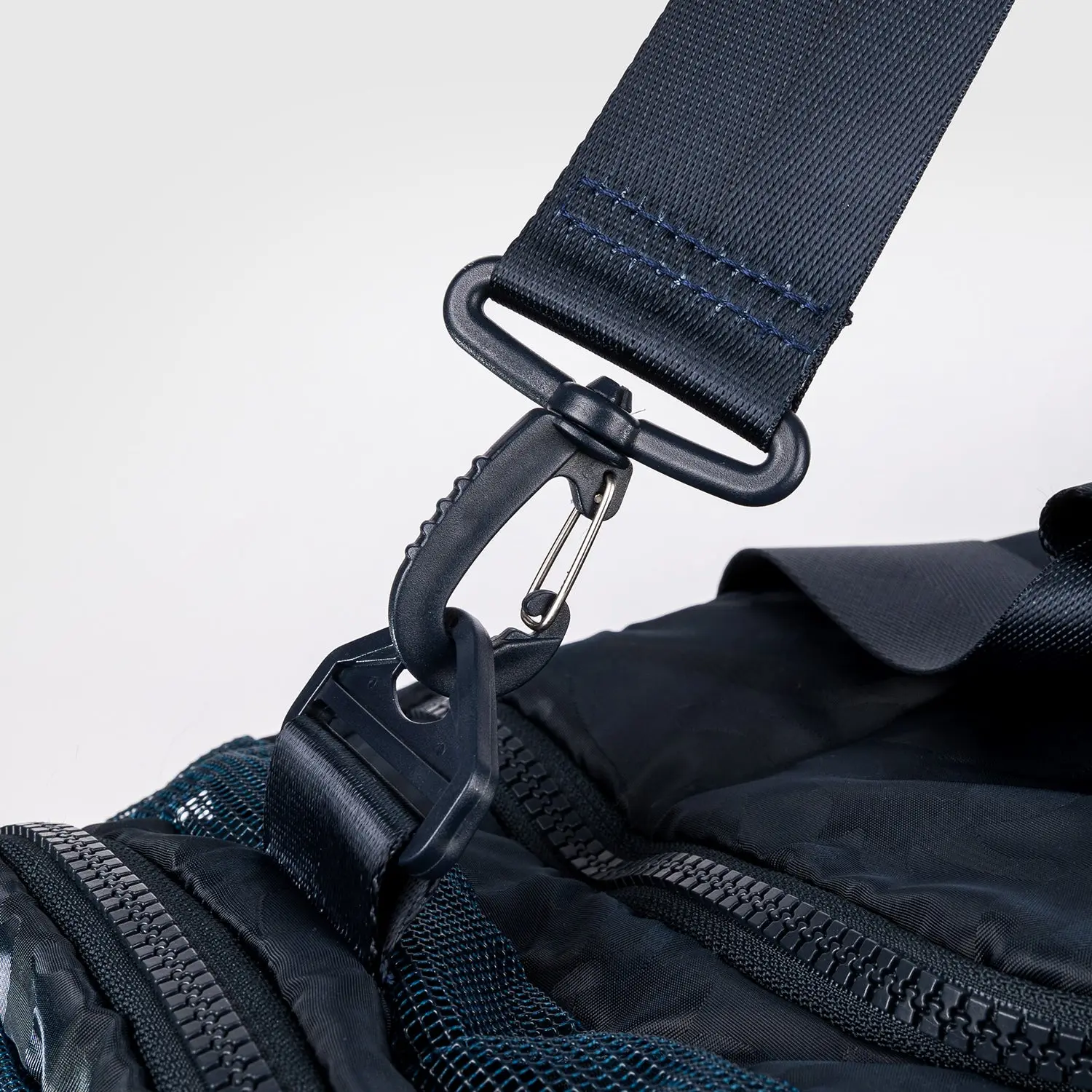Venum Trainer Lite Sports Bag (48L) - Camo/Blue, детайл на карабинер