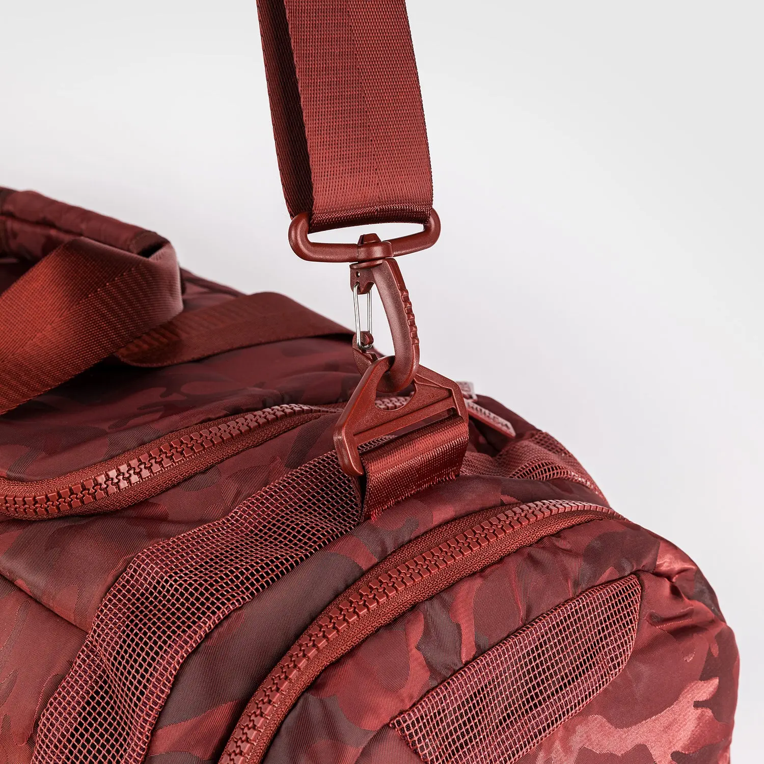 Venum Trainer Lite Sports Bag (48L) - Camo/Burgundy, детайл на закопчаване на презрамката