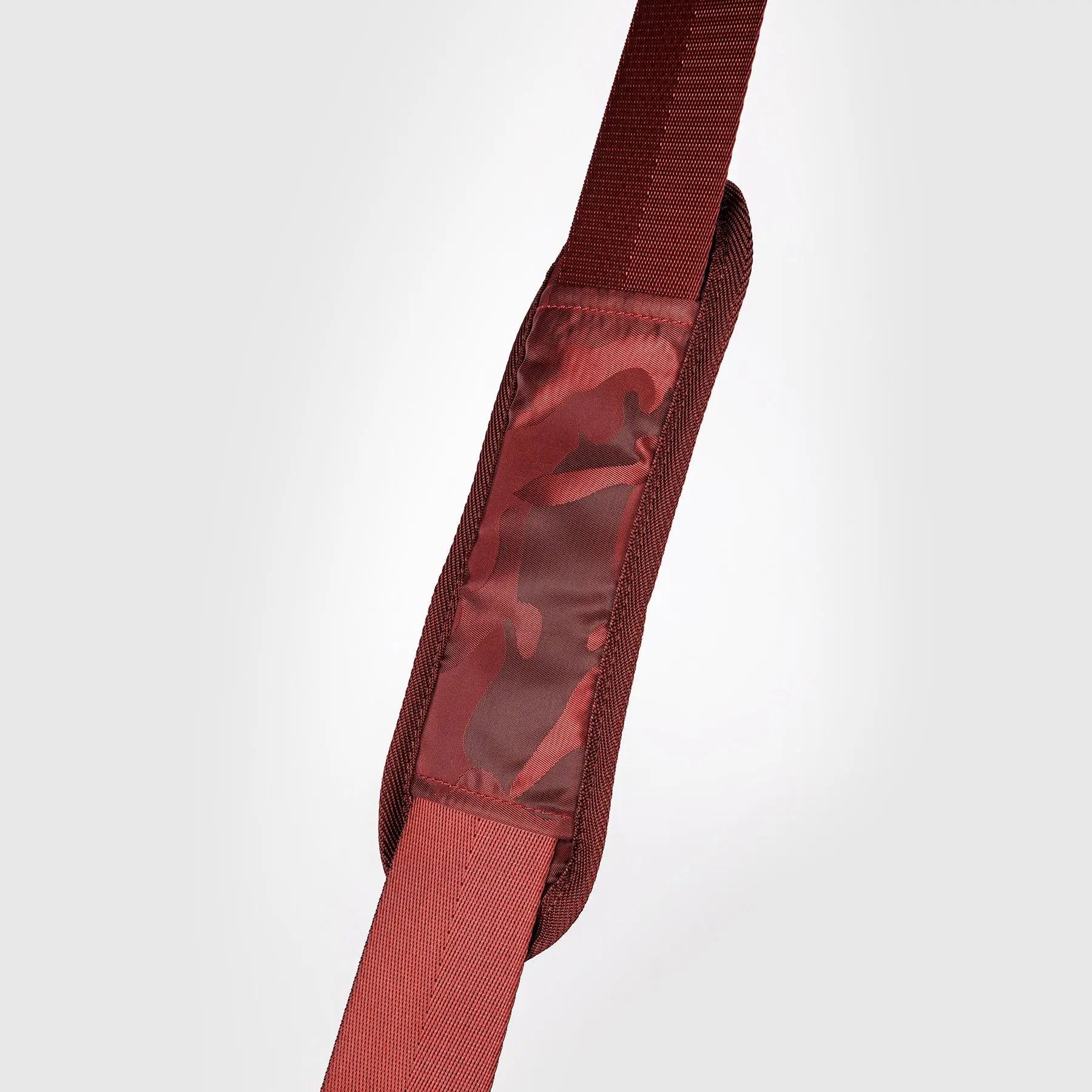 Venum Trainer Lite Sports Bag (48L) - Camo/Burgundy, подложка на презрамката