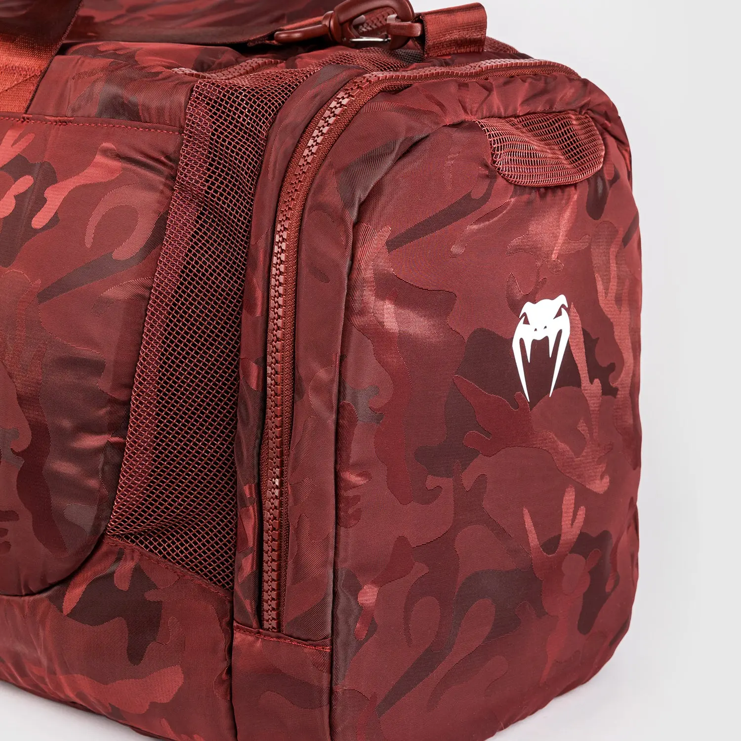 Venum Trainer Lite Sports Bag (48L) - Camo/Burgundy, детайл на страничен джоб с лого