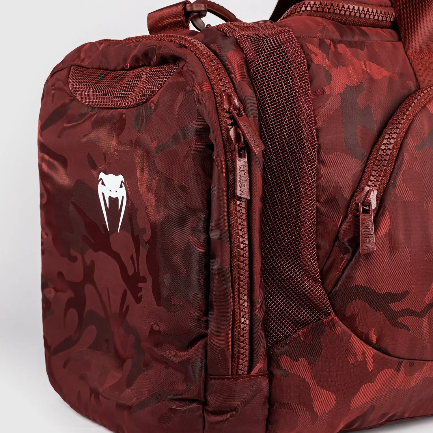Venum Trainer Lite Sports Bag (48L) - Camo/Burgundy, детайл на цип и мрежест панел