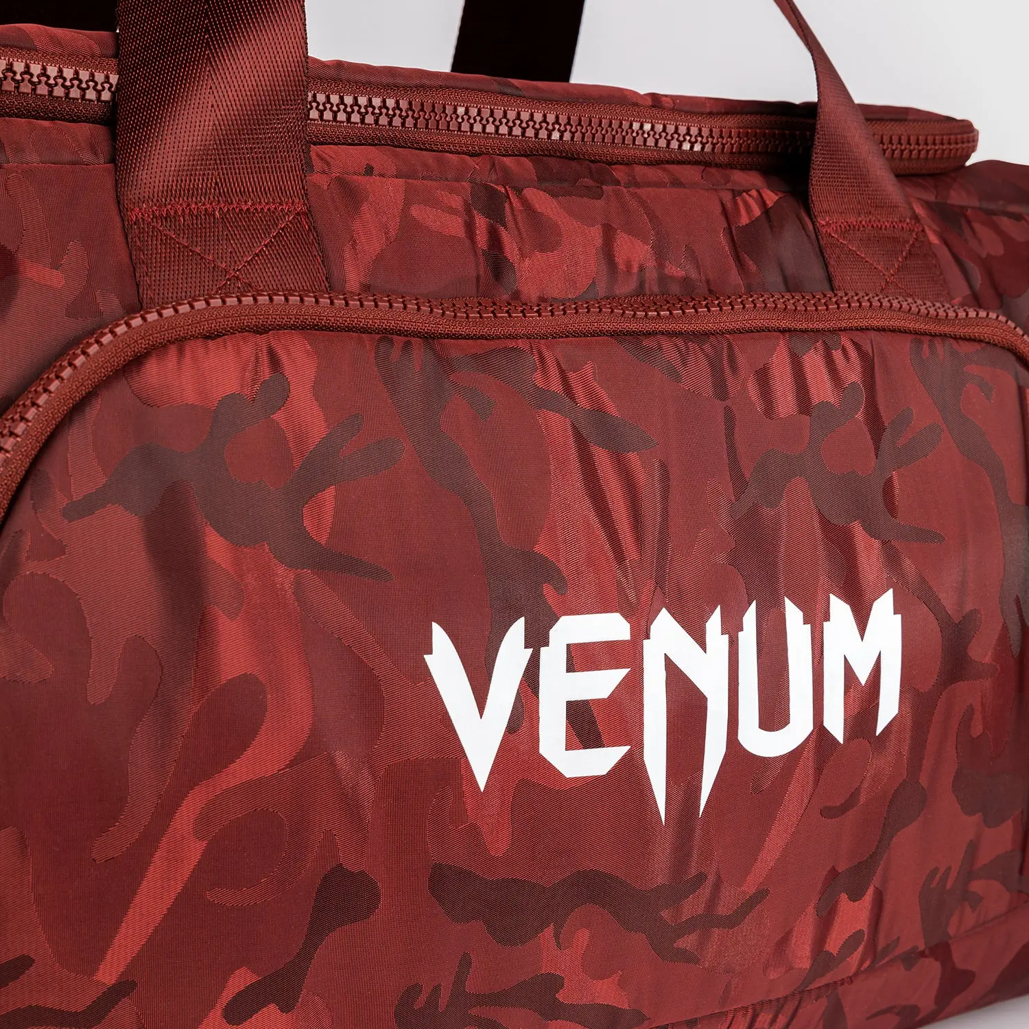 Venum Trainer Lite Sports Bag (48L) - Camo/Burgundy, детайл на предния панел с лого