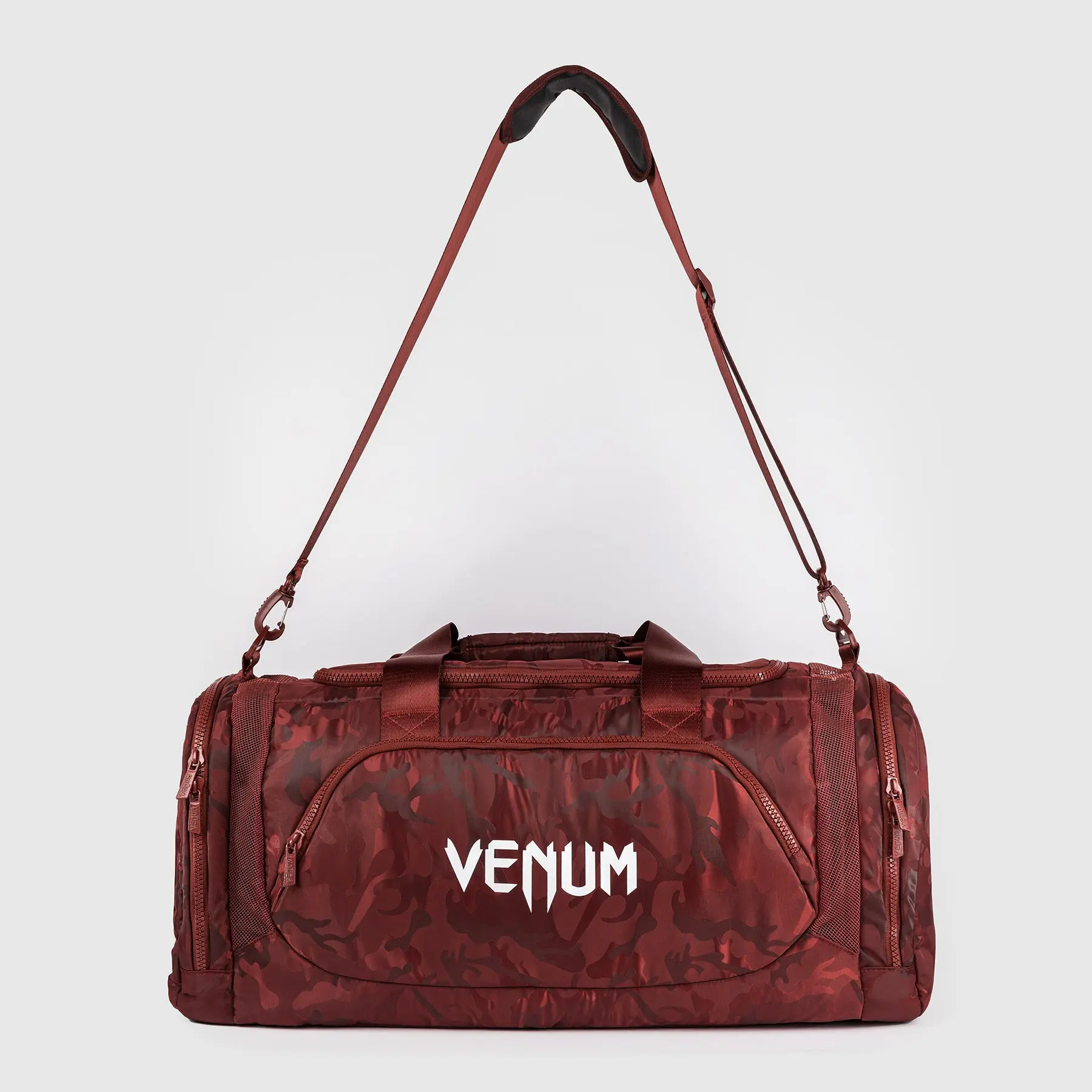 Venum Trainer Lite Sports Bag (48L) - Camo/Burgundy, изглед с окачена презрамка
