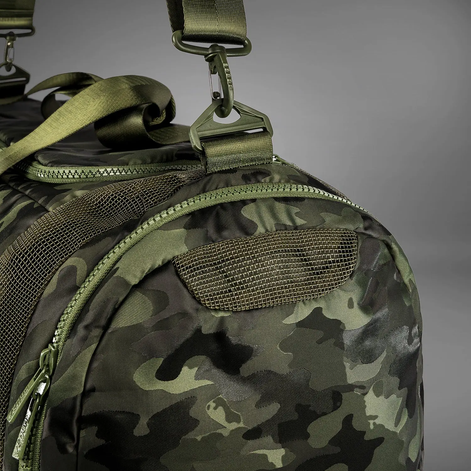 Venum Trainer Lite Sports Bag (48L) - Khaki/Camo, детайл от цип и мрежест панел