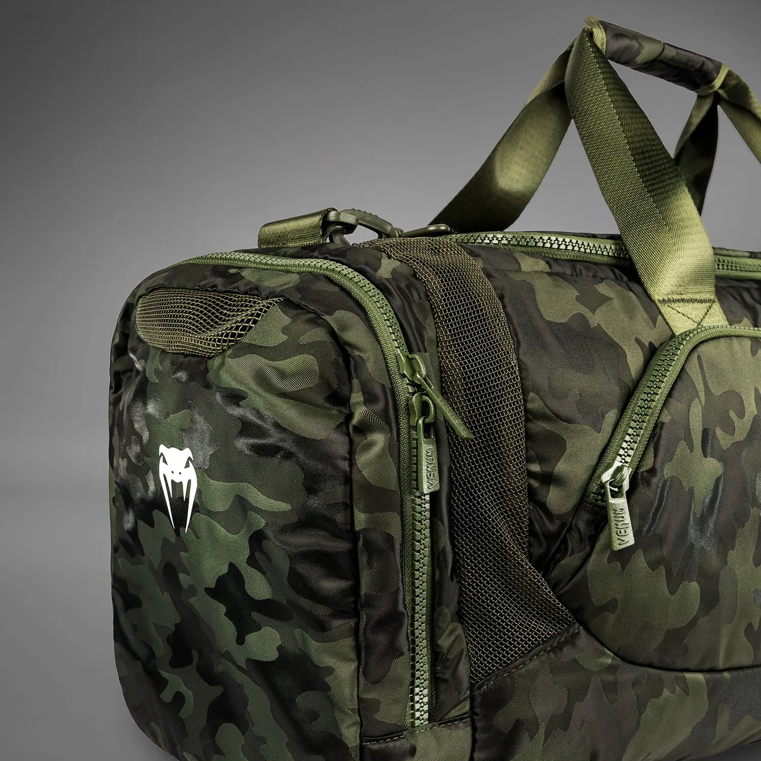 Venum Trainer Lite Sports Bag (48L) - Khaki/Camo, детайл от цип с лого
