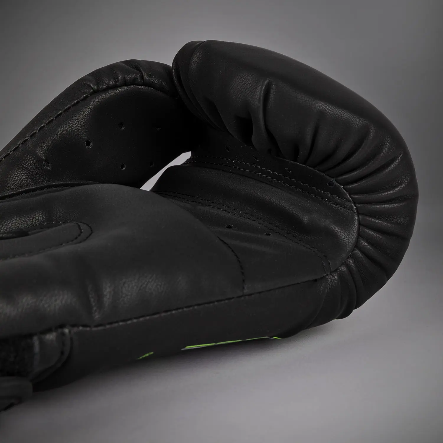 Venum Training Camp 4.0 Boxing Gloves - Black/Neon Green детайл