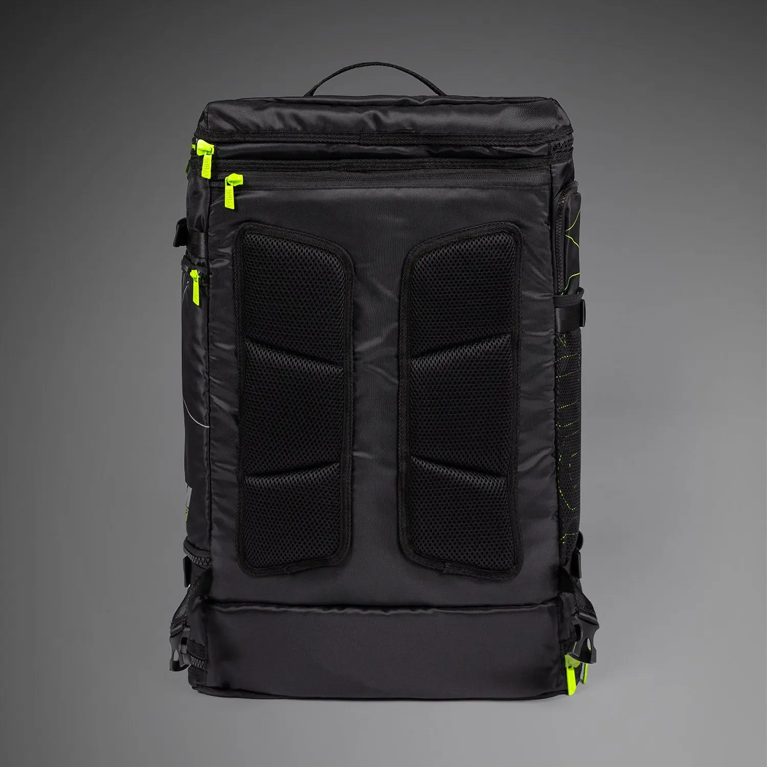 Venum Training Camp 4.0 Sports Bag - Black/Neon Green, заден изглед с подплатени презрамки