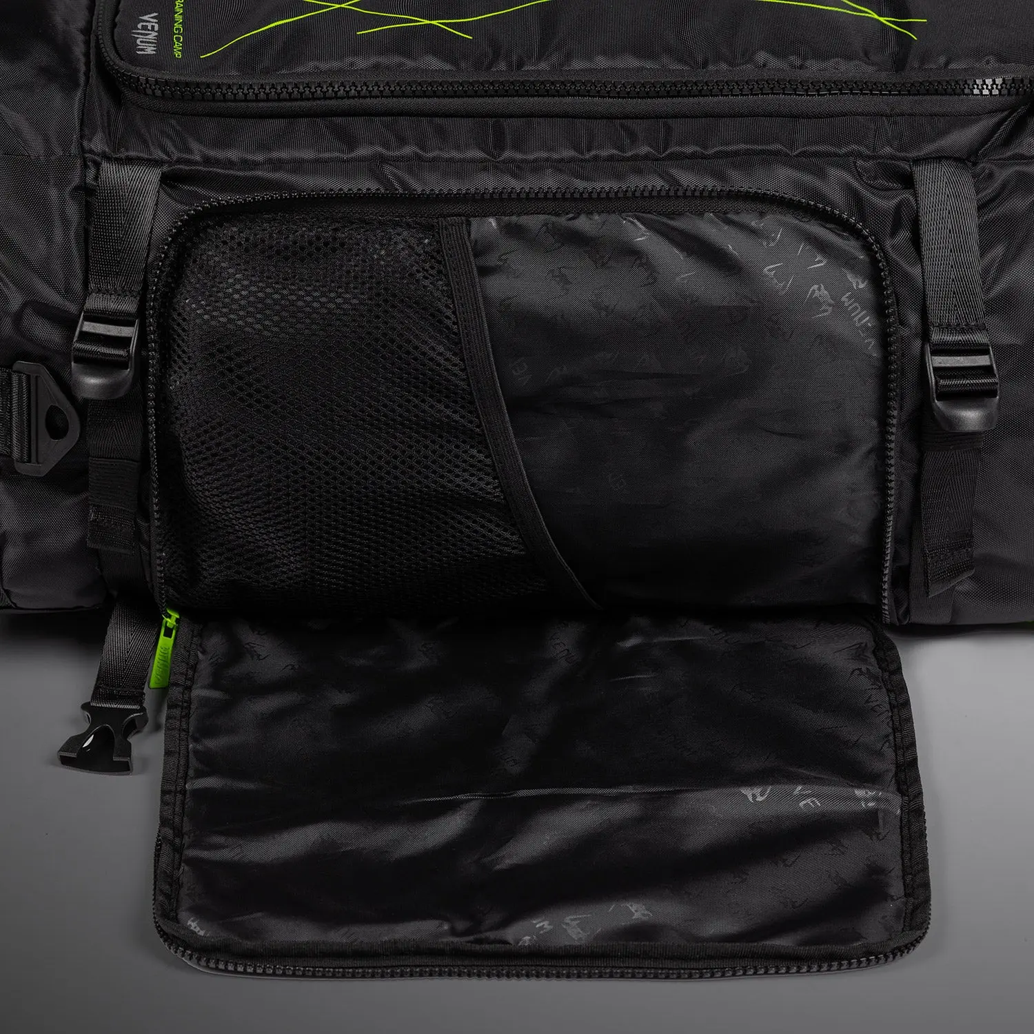 Venum Training Camp 4.0 Sports Bag - Black/Neon Green, отворен преден джоб