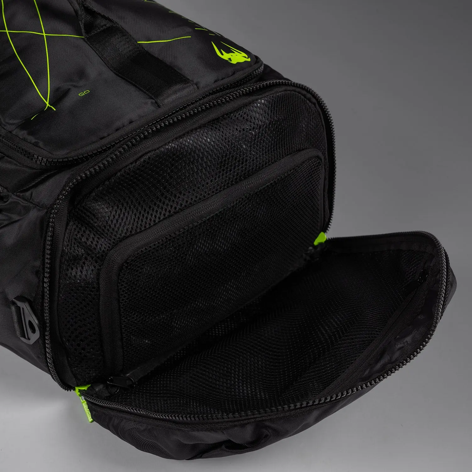 Venum Training Camp 4.0 Sports Bag - Black/Neon Green, отворен страничен джоб