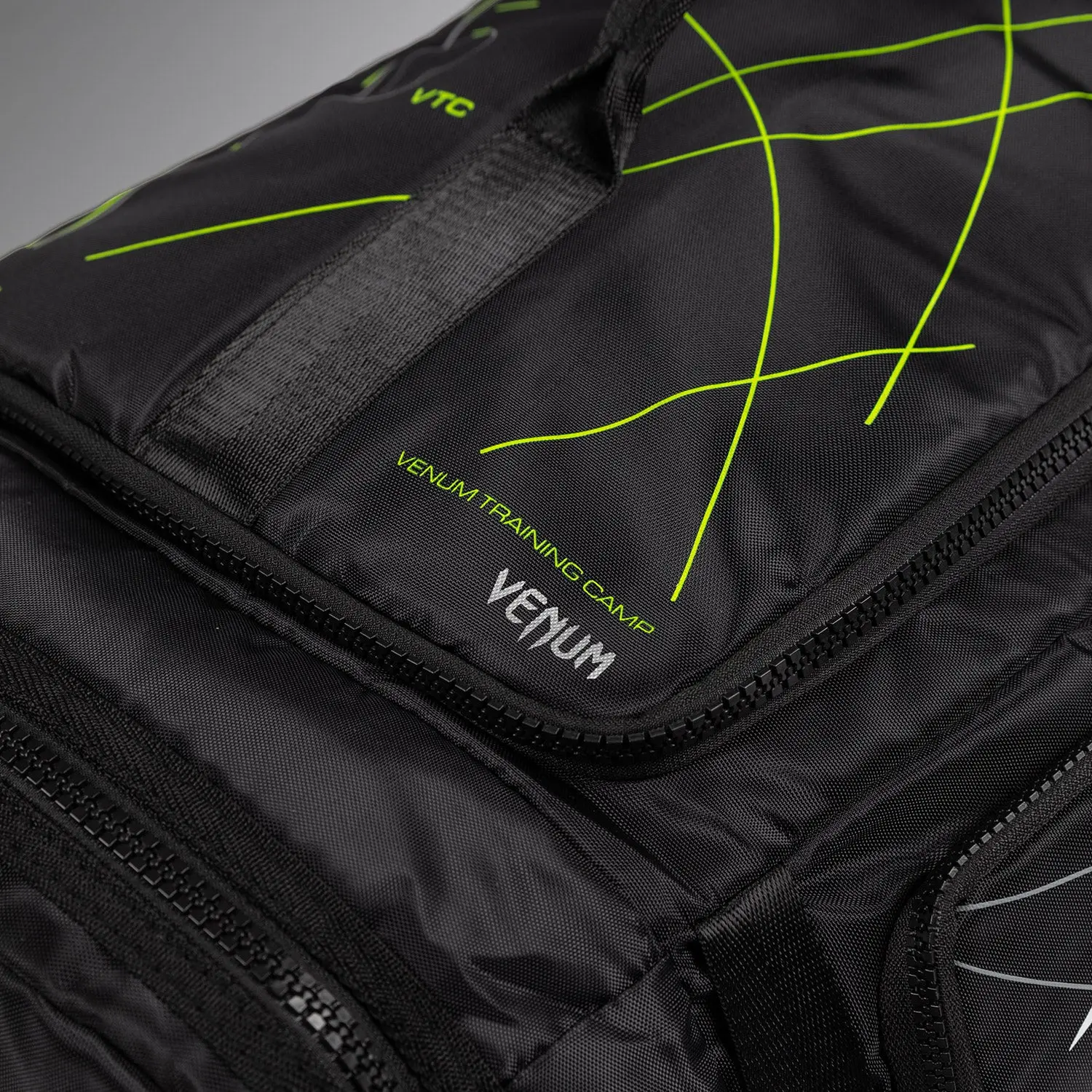 Venum Training Camp 4.0 Sports Bag - Black/Neon Green, детайл на лого и цип