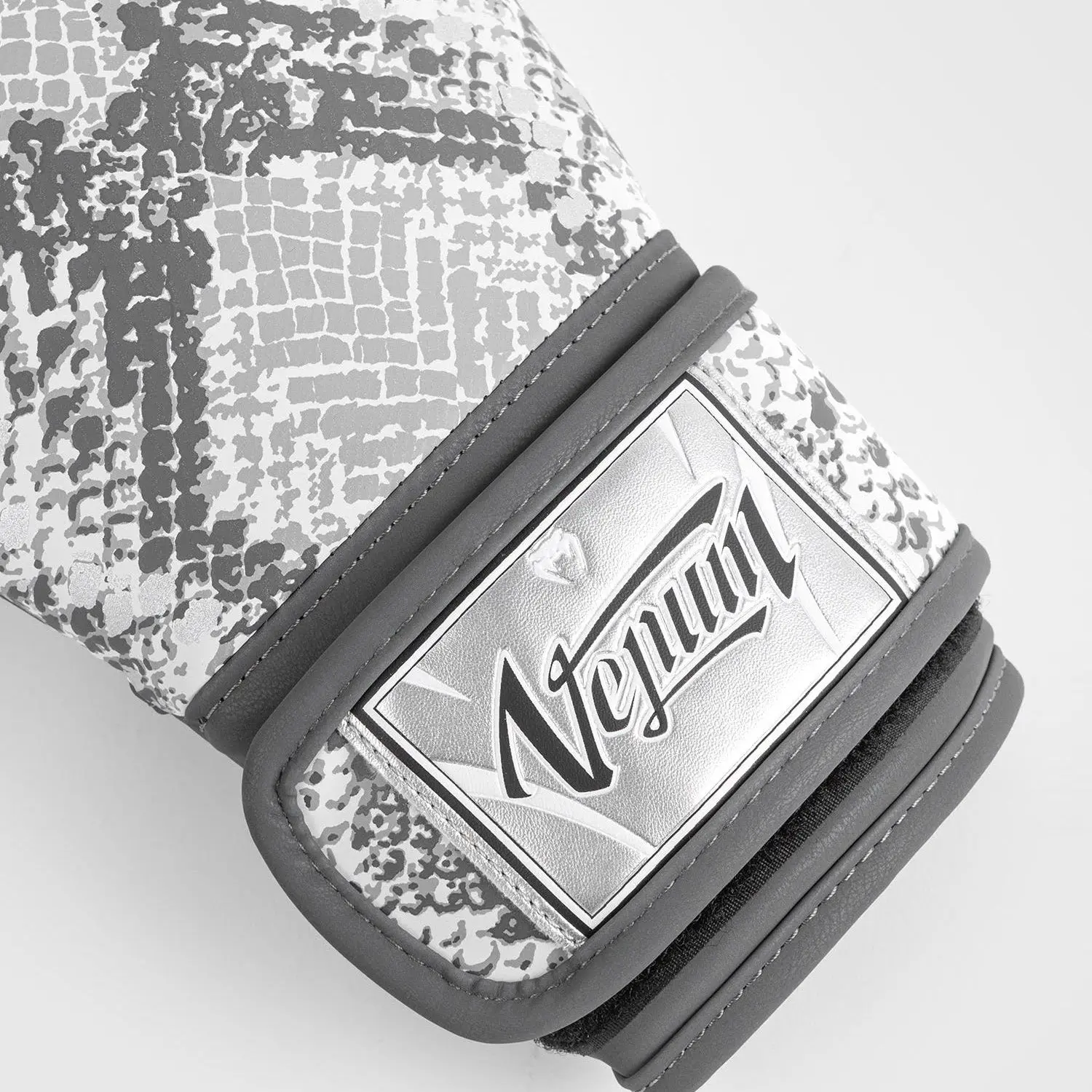 Venum White Snake Boxing Gloves for Women - White, детайл с лого