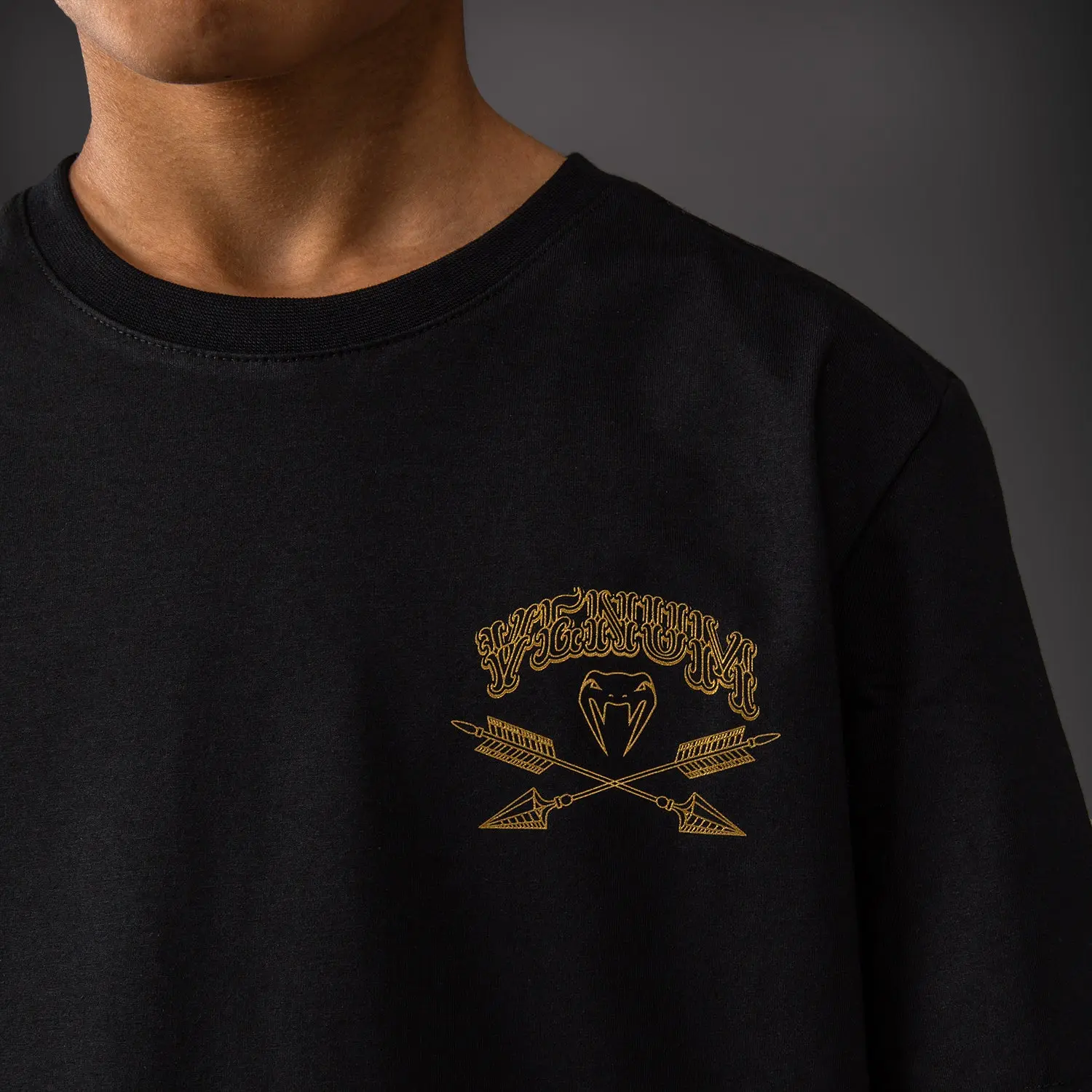 Тениска Venum Wolf Atak T-Shirt Black/Grey златен лого детайл