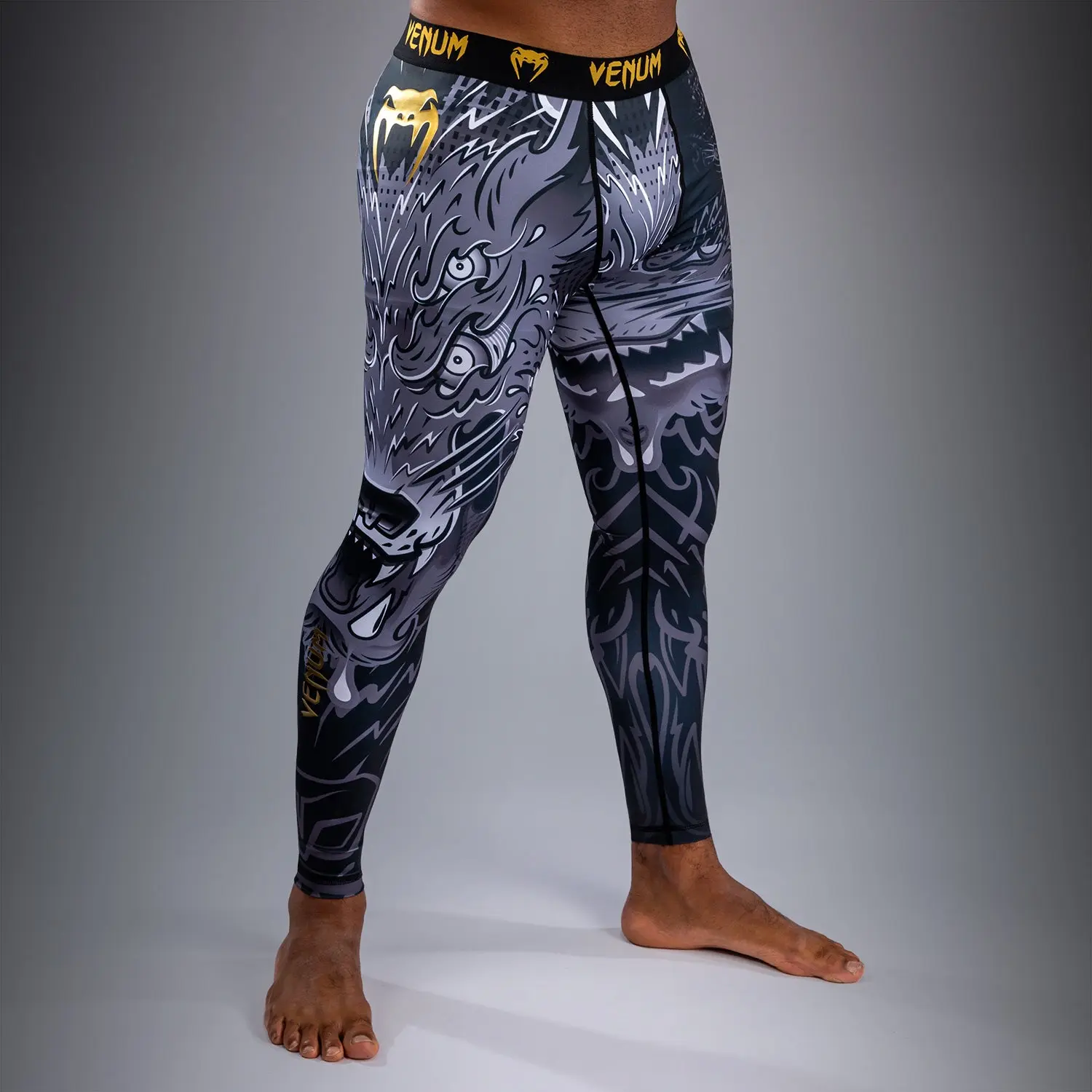 Къс Клин Venum Wolf Atak Vale Tudo Shorts Black/Grey - изглед отпред на единия крак
