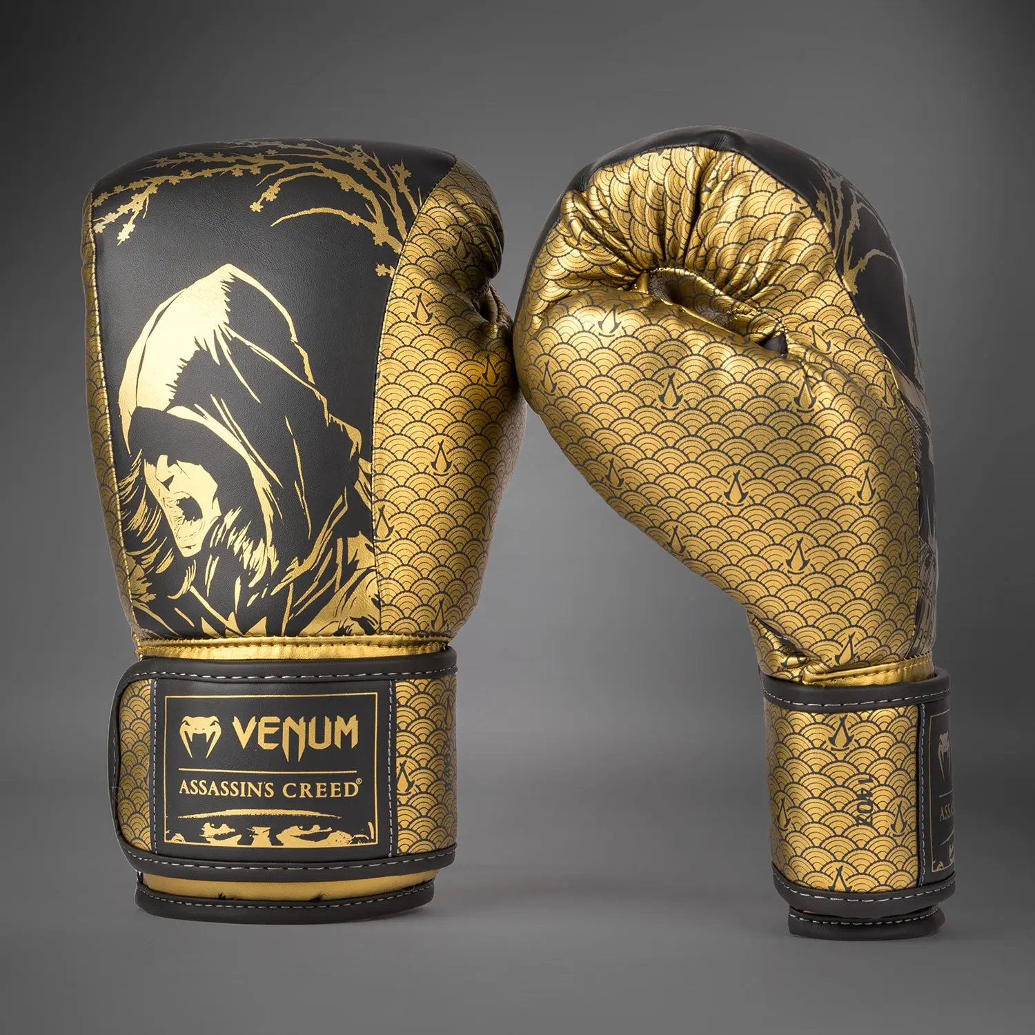 Venum x Assassin's Creed Shadows Boxing Gloves - Black/Gold преден изглед