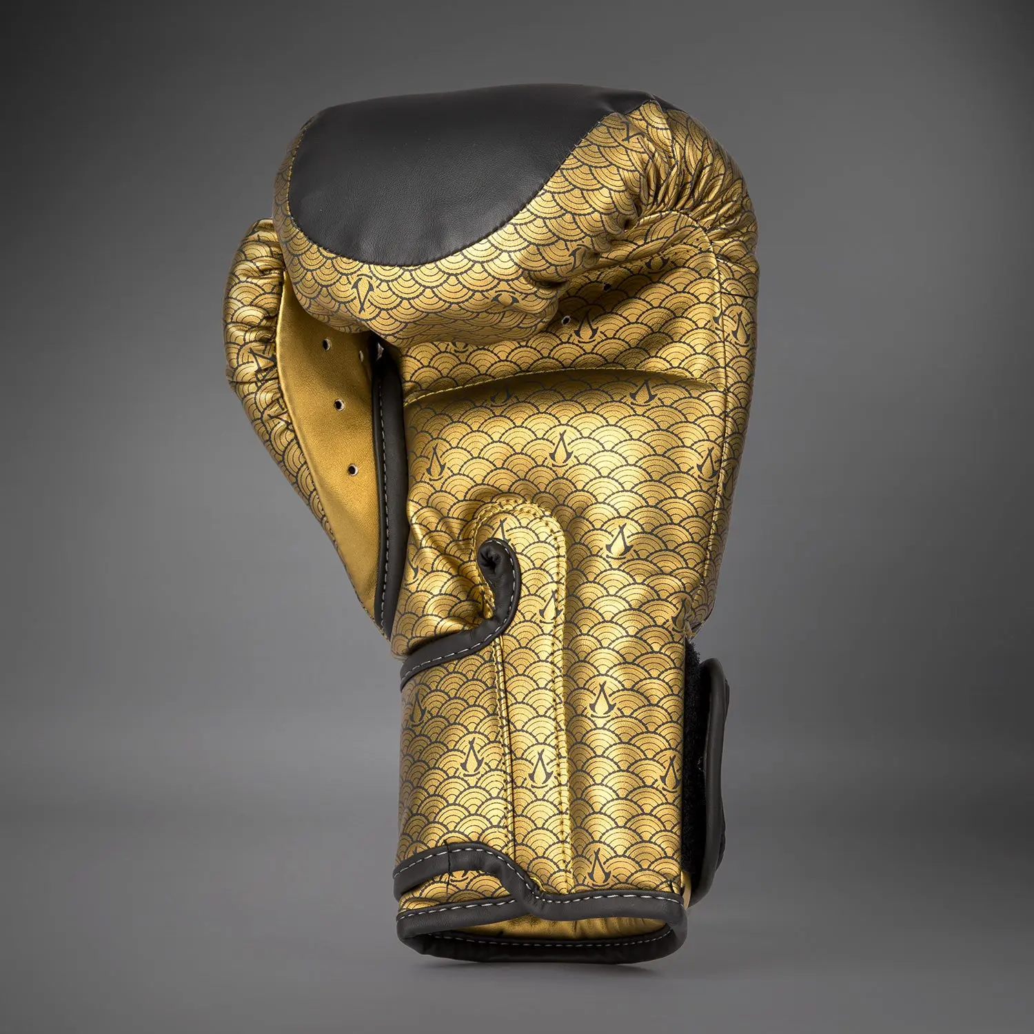 Venum x Assassin's Creed Shadows Boxing Gloves - Black/Gold страничен изглед