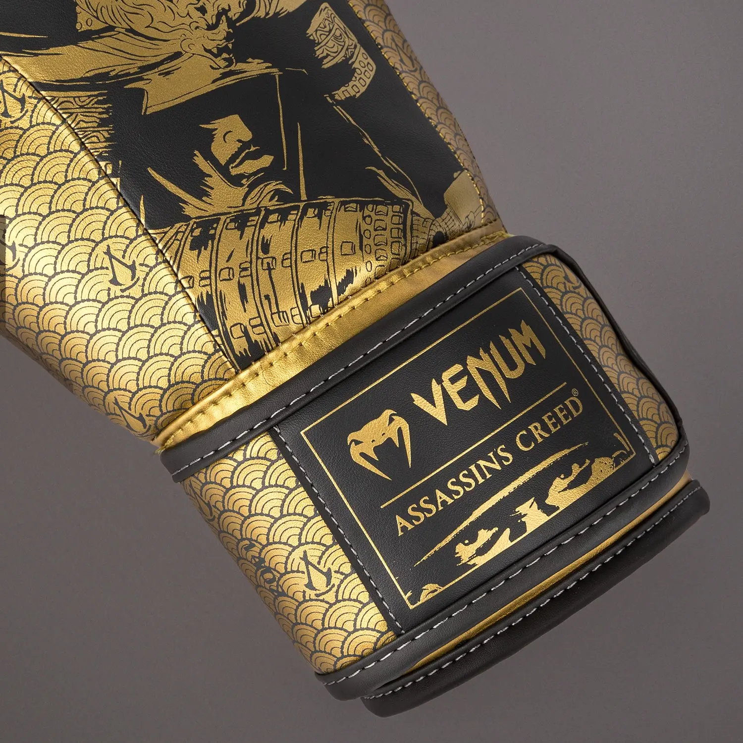 Venum x Assassin's Creed Shadows Boxing Gloves - Black/Gold детайли на логото