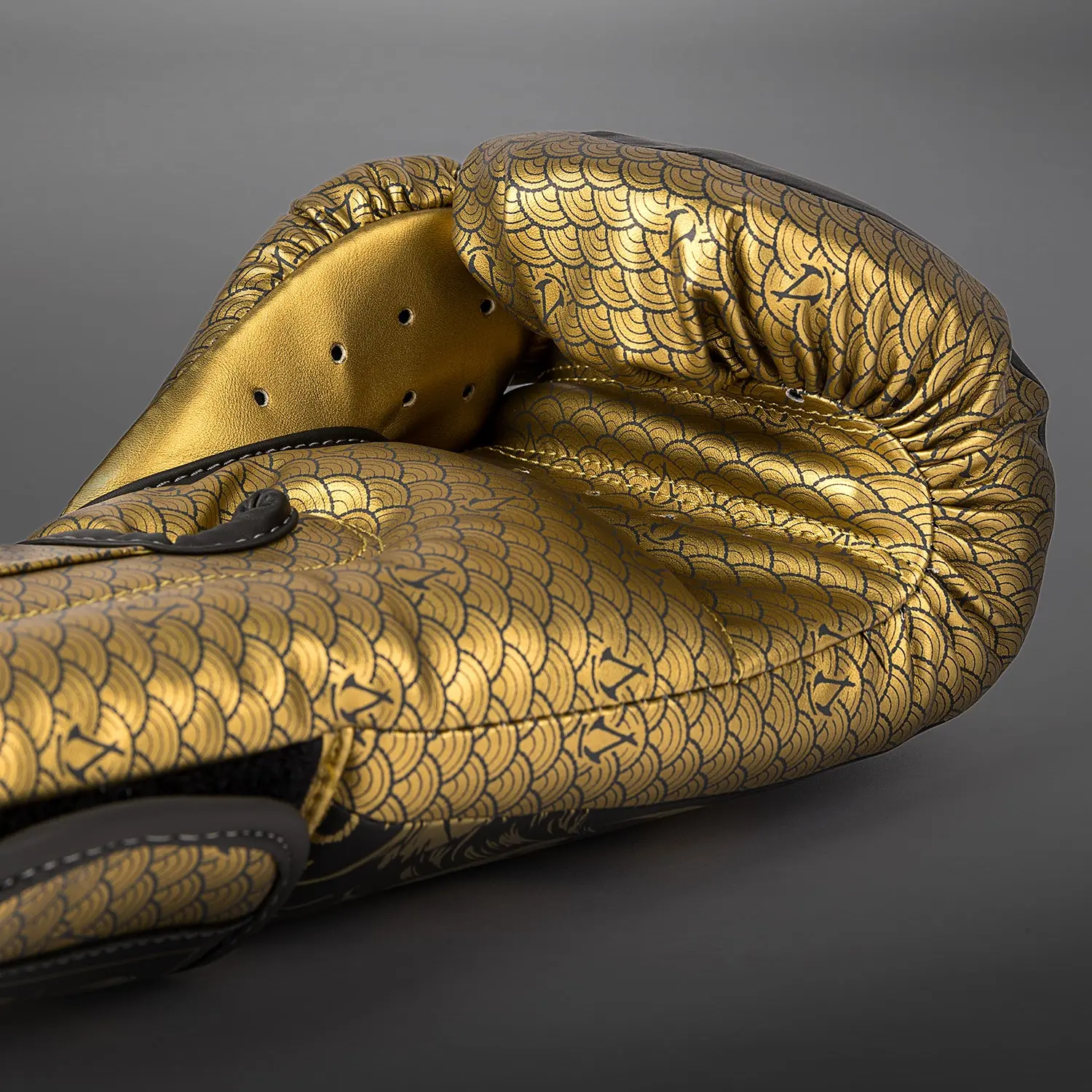 Venum x Assassin's Creed Shadows Boxing Gloves - Black/Gold вътрешен изглед