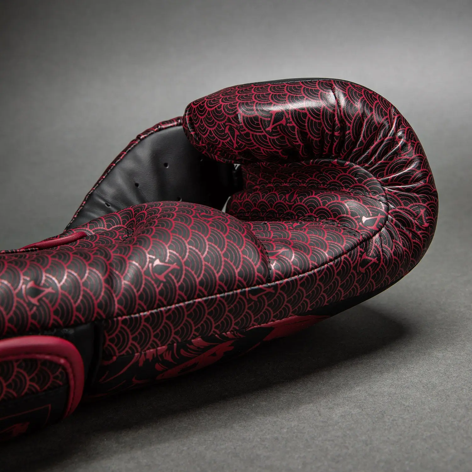 Venum x Assassin's Creed Shadows Boxing Gloves - Burgundy/Black близък план на ръкавица
