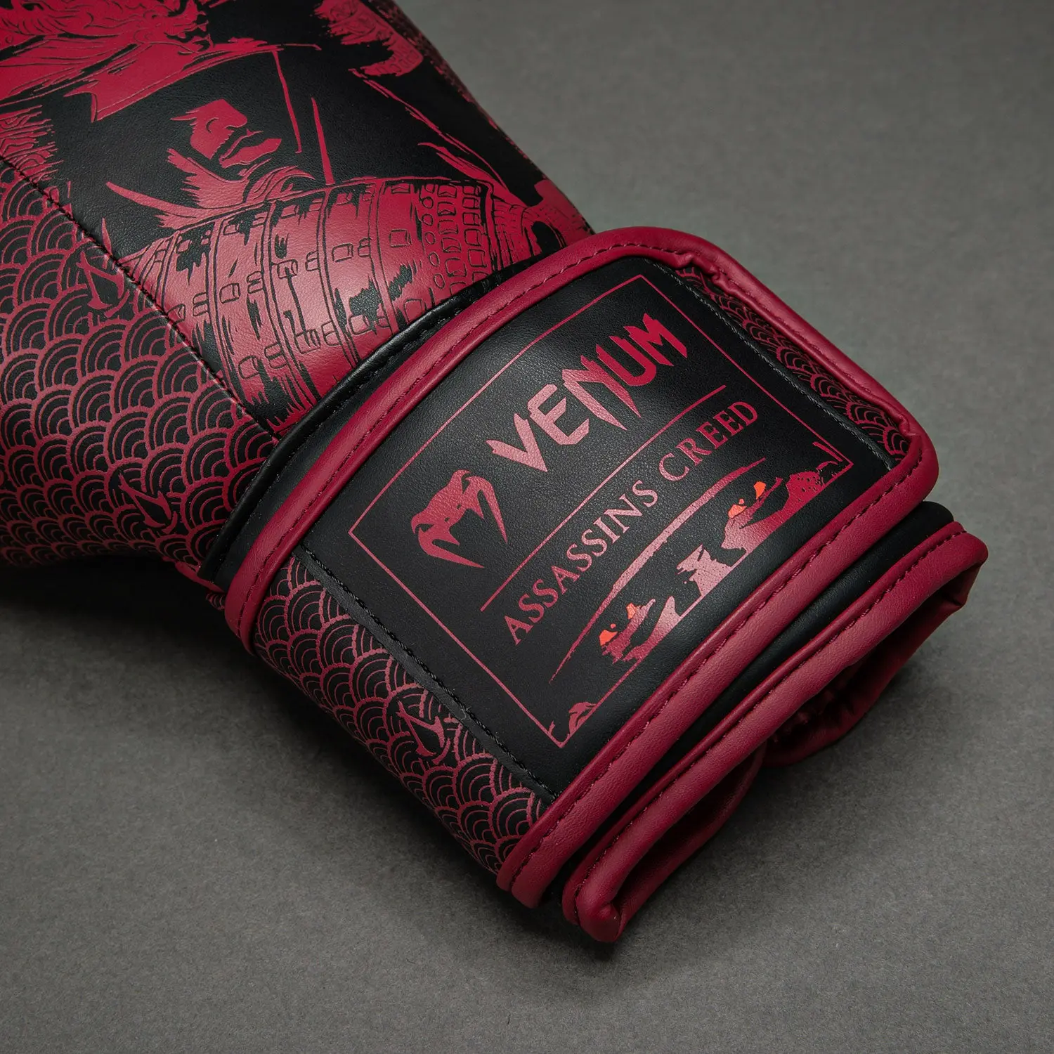 Venum x Assassin's Creed Shadows Boxing Gloves - Burgundy/Black етикет