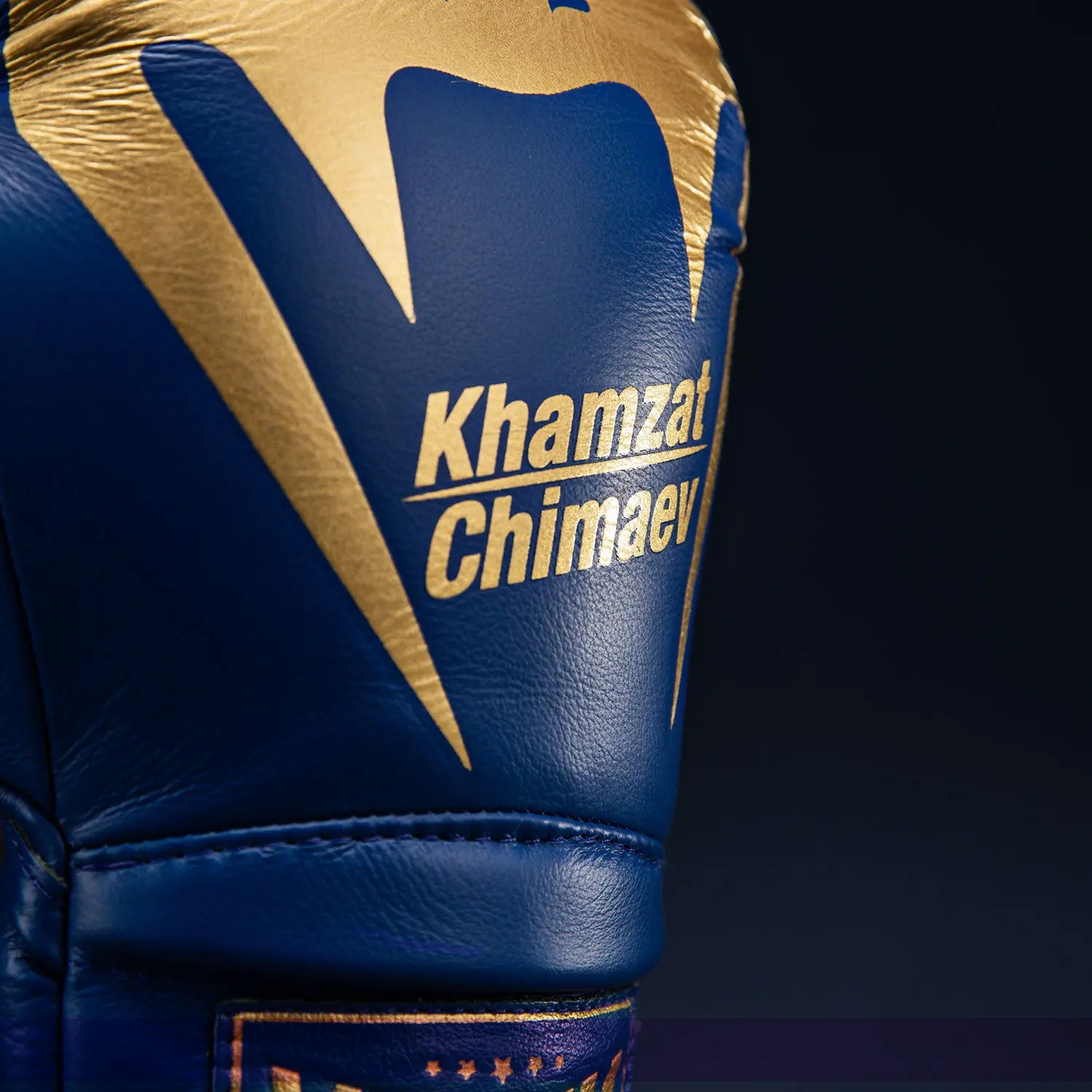 Venum Giant 2.0 Khamzat Chimaev Pro boxing gloves - Blue gold, детайл името Khamzat Chimaev