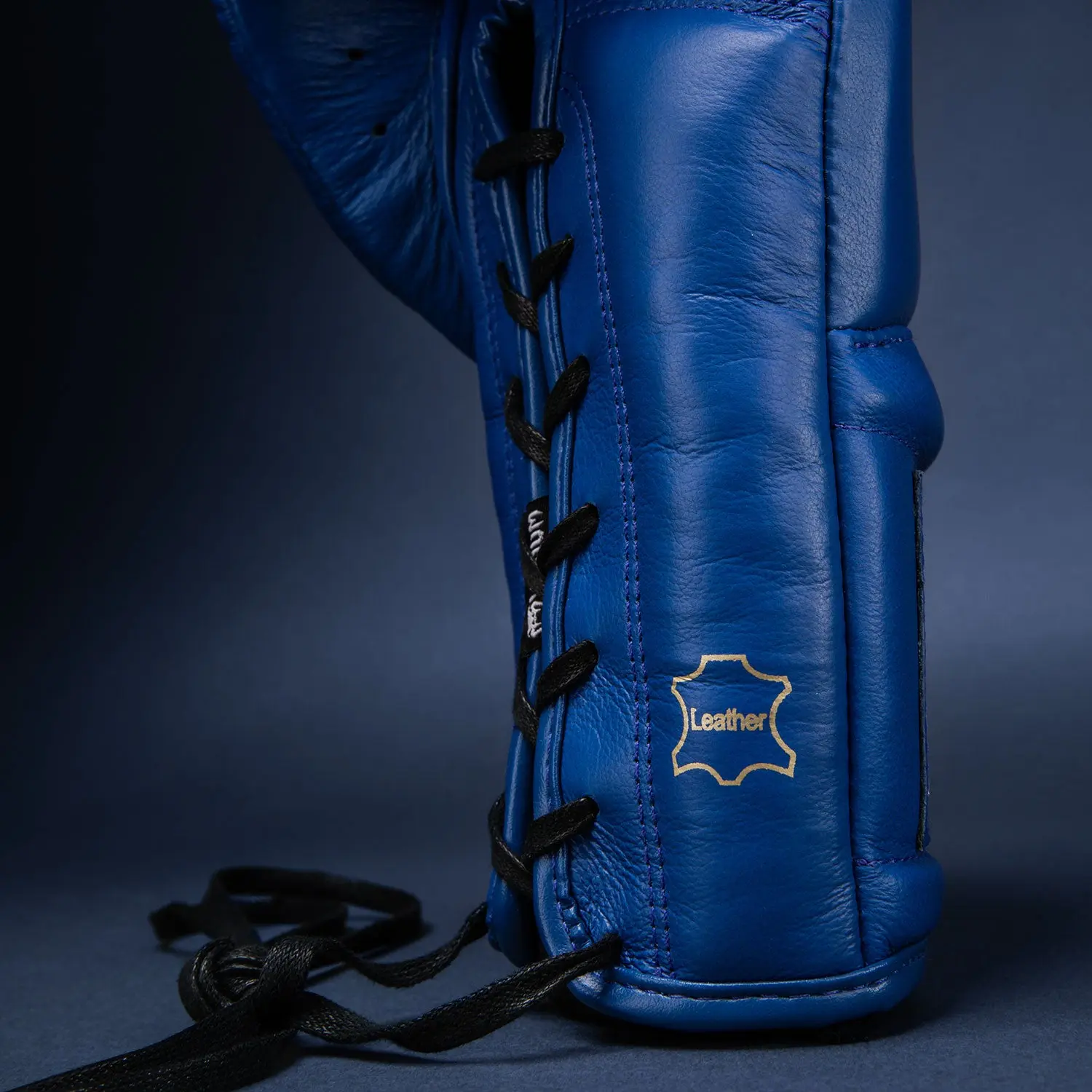 Venum Giant 2.0 Khamzat Chimaev Pro boxing gloves - Blue gold, детайл връзки и лого Leather
